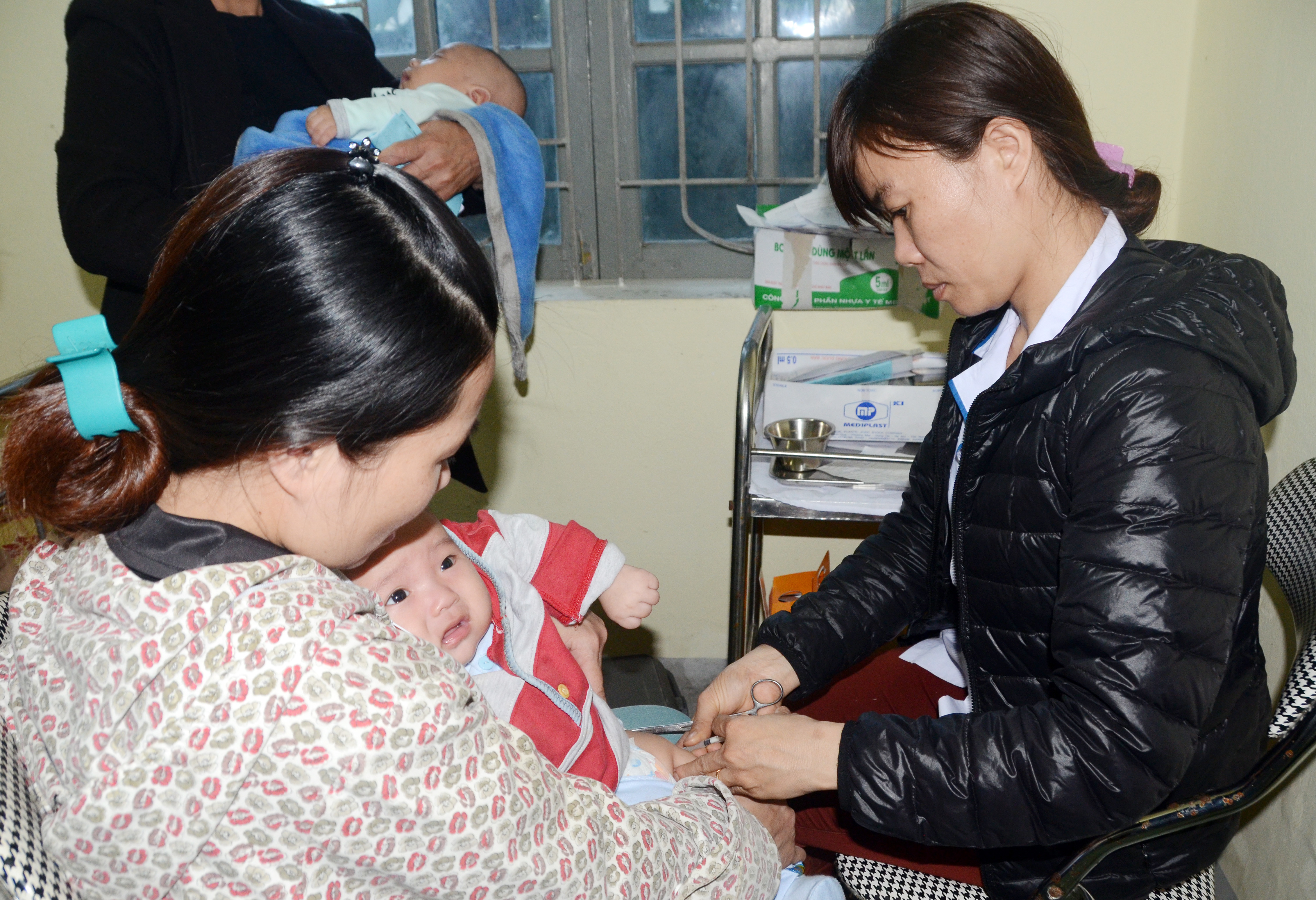 Tiêm phòng cho trẻ tại Trạm y tế phường Nghi Hải, thị xã Cửa Lò. Ảnh: Thành Chung
