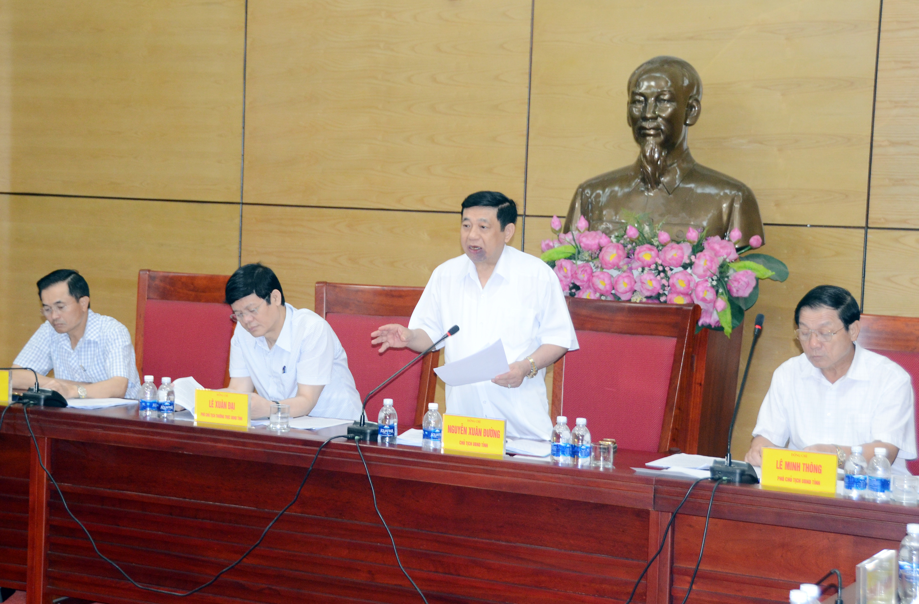 Chủ tịch UBND tỉnh Nguyễn Xuân Đường yêu cầu xây dựng chỉ tiêu cao hơn bình quân chung cả nước. Ảnh: Thành Chung