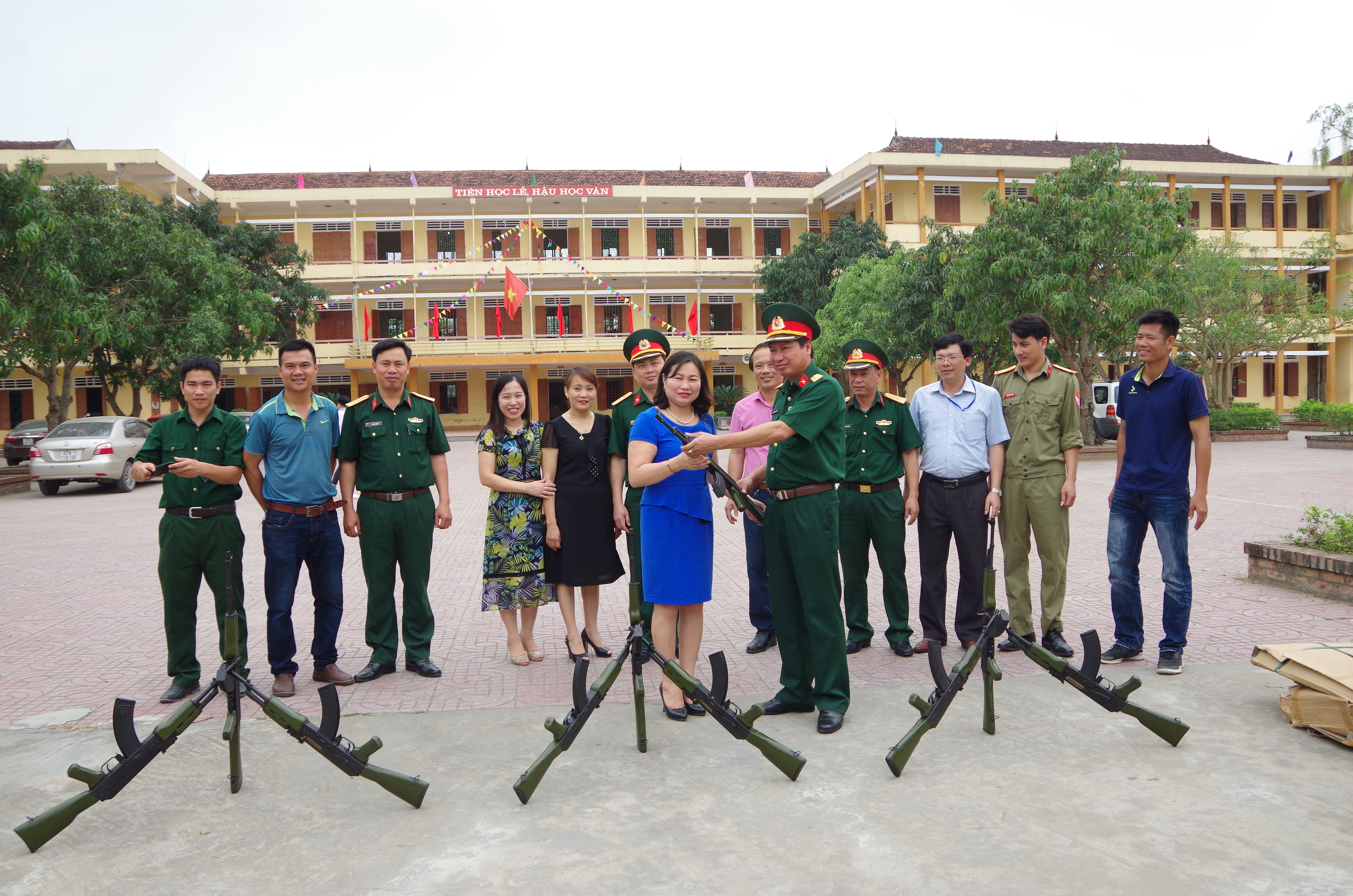 Đại diện lãnh đạo Bộ CHQS tỉnh bàn giao súng AK cấp 5 đã được hoán cải, vô hiệu hóa cùng các thiết bị cho Trường THPT Nghi Lộc 1 - Nguyễn Duy Trinh. Ảnh: Trọng Kiên 