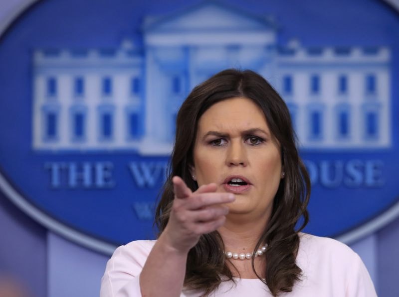 Thư ký báo chí Nhà Trắng Sarah Huckabee Sanders trao đổi với ký giả trong buổi họp báo thường nhật tại phòng họp báo Brady của Nhà Trắng, Washington hôm 23/4. Ảnh: AP