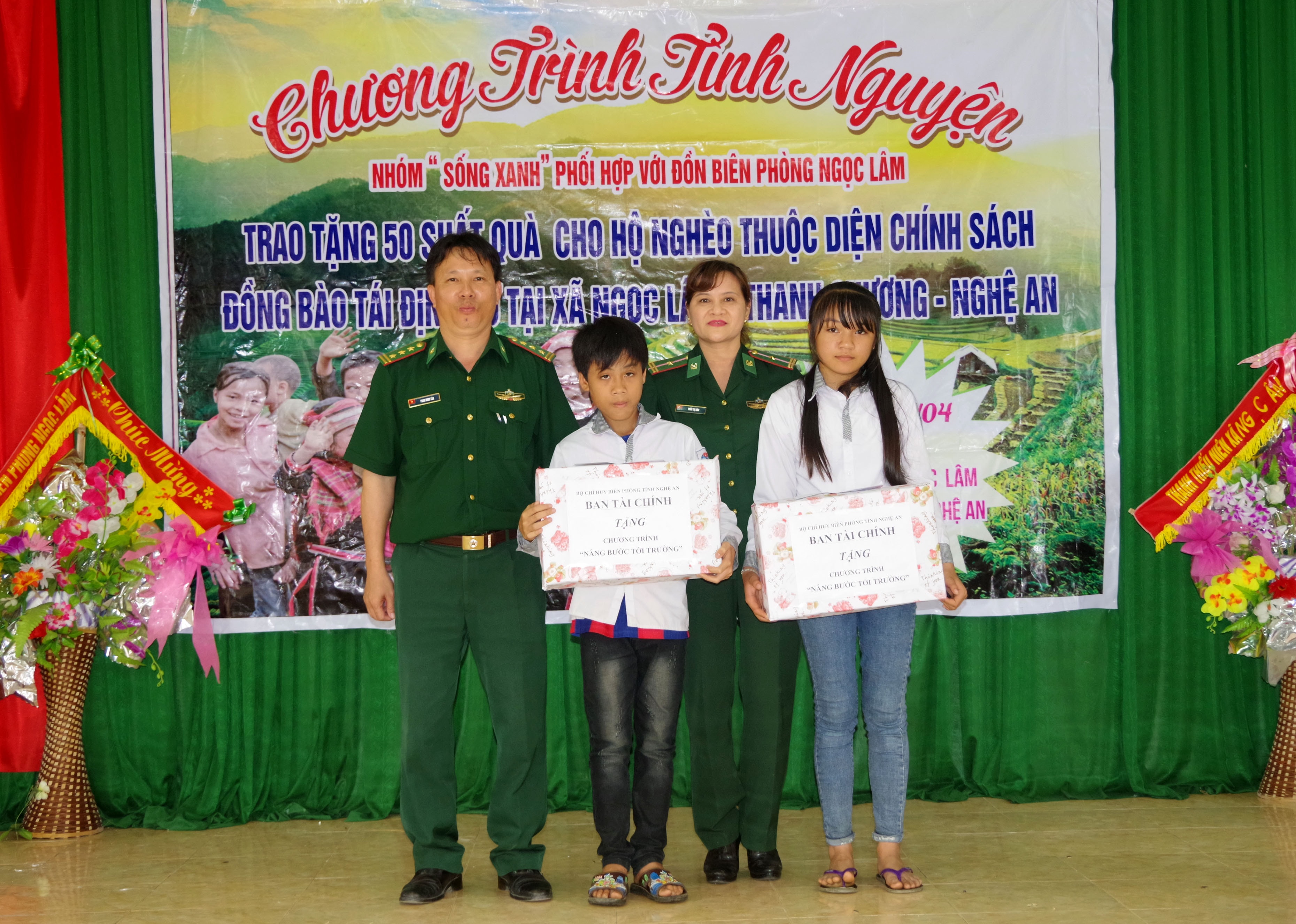 Tặng quà học sinh nghèo vượt khó học giỏi. Ảnh: Hải Thượng