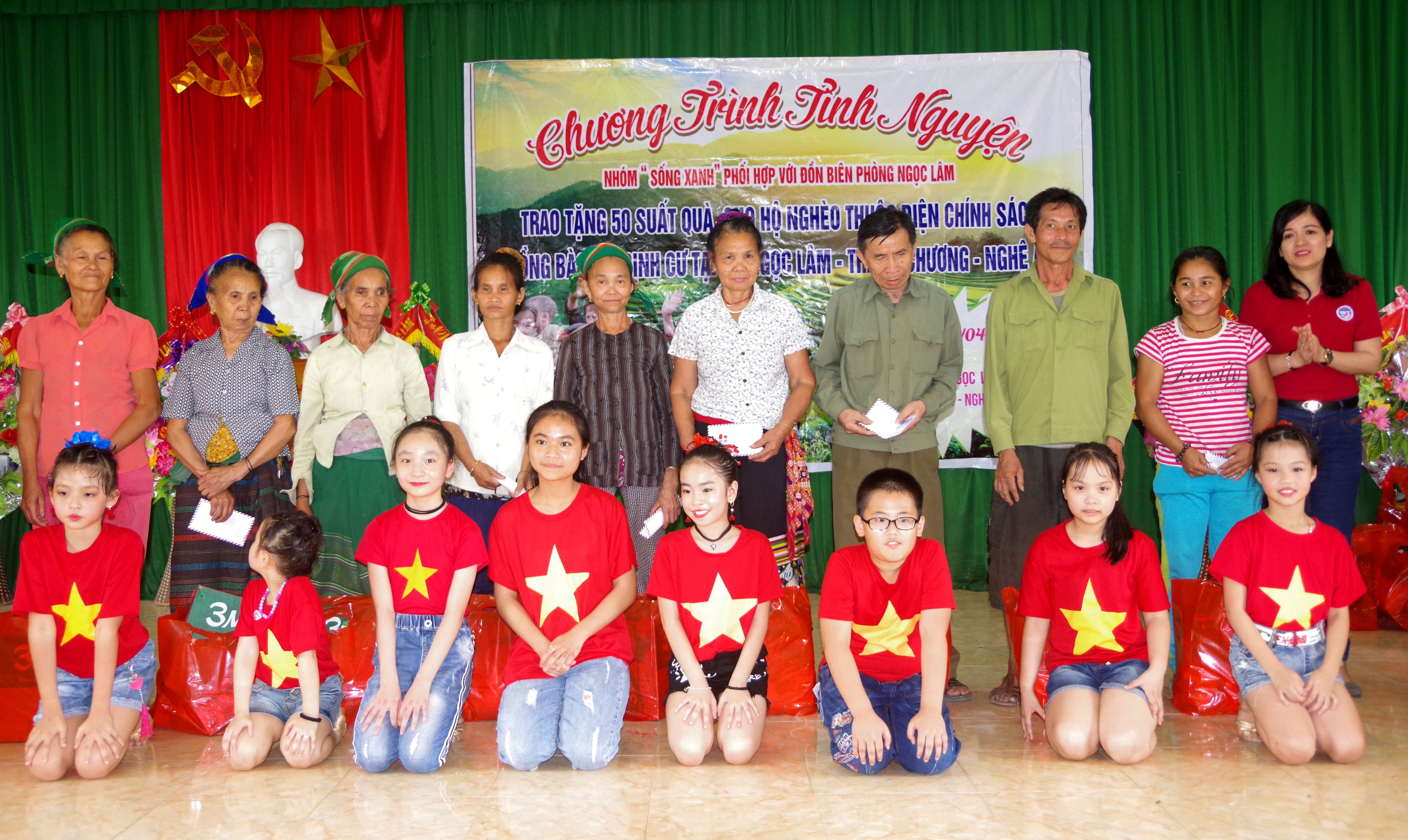 Trao tặng quà người dân xã Ngọc Lâm, Thanh Chương. Ảnh: Hải Thượng