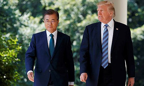 Tổng thống Mỹ Donald Trump (phải) và người đồng cấp Hàn Quốc Moon Jae-in. Ảnh: AP.