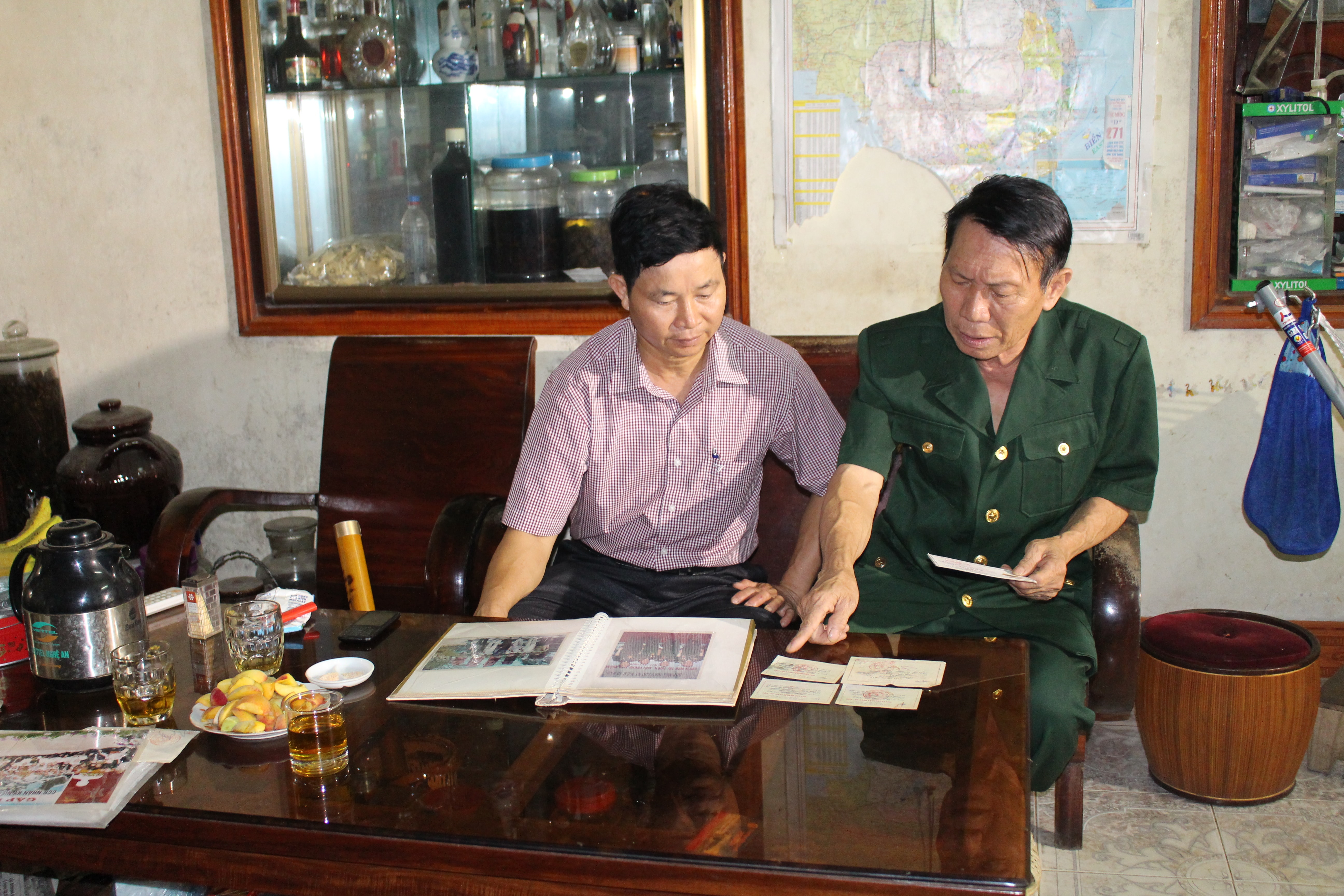 Ông Trần Thanh Vân bồi hồi kể lại trận đánh của đơn vị năm xưa. Ảnh Thái Hiền