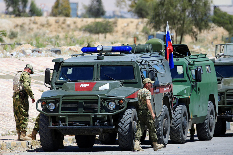 Phương tiện quân sự của Nga đi quan khu vực Đông Ghouta gần Damascus, Syria hôm 23/4. Ảnh: Reuters.