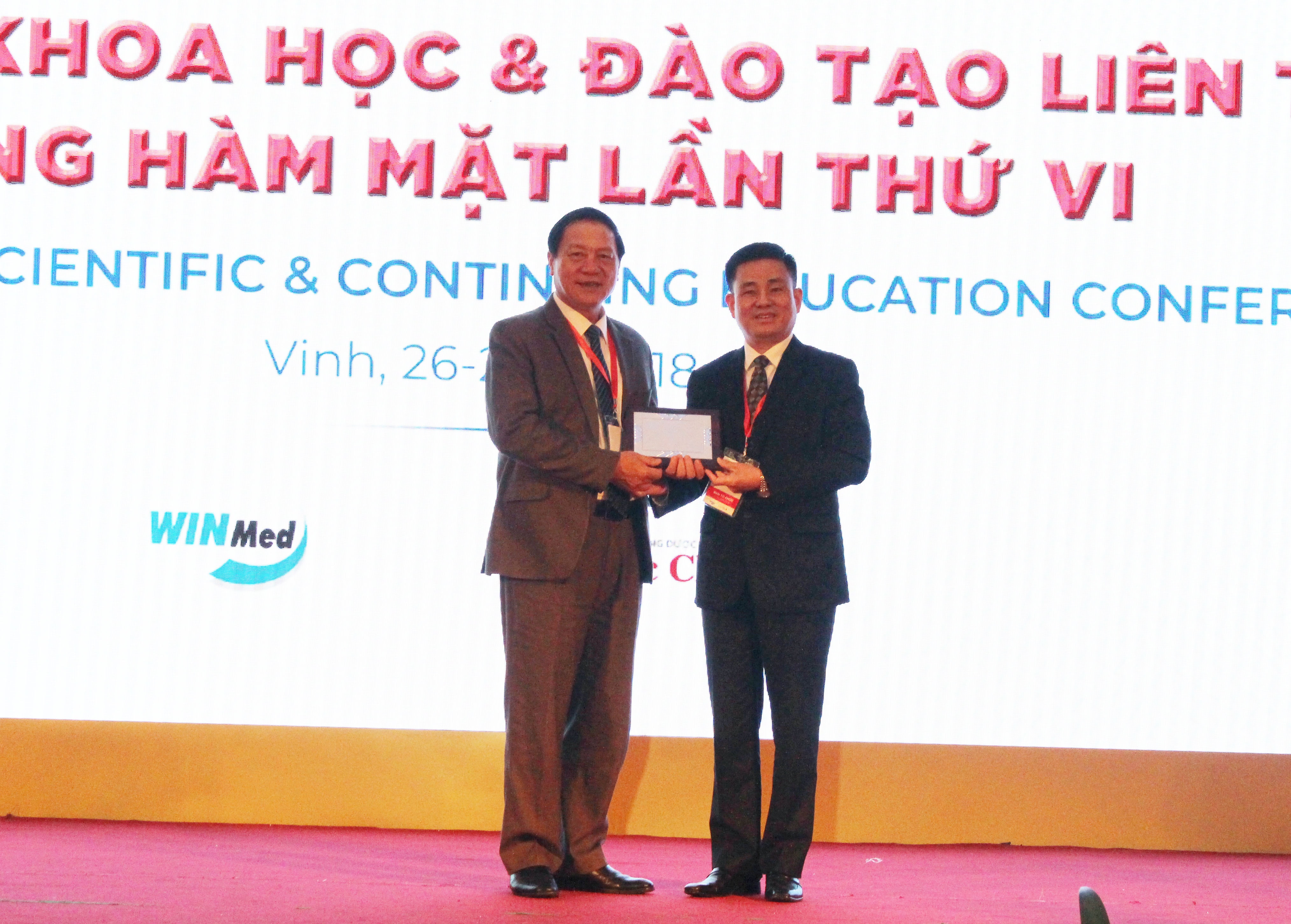 Thầy thuốc Nhân dân – Giáo sư Trịnh Đình Hải, Chủ tịch Hội RHM Việt Nam trao tặng kỷ niệm chương cho đồng chí  Lê Minh Thông, Phó Chủ tịch Thường trực UBND tỉnh Nghệ An.