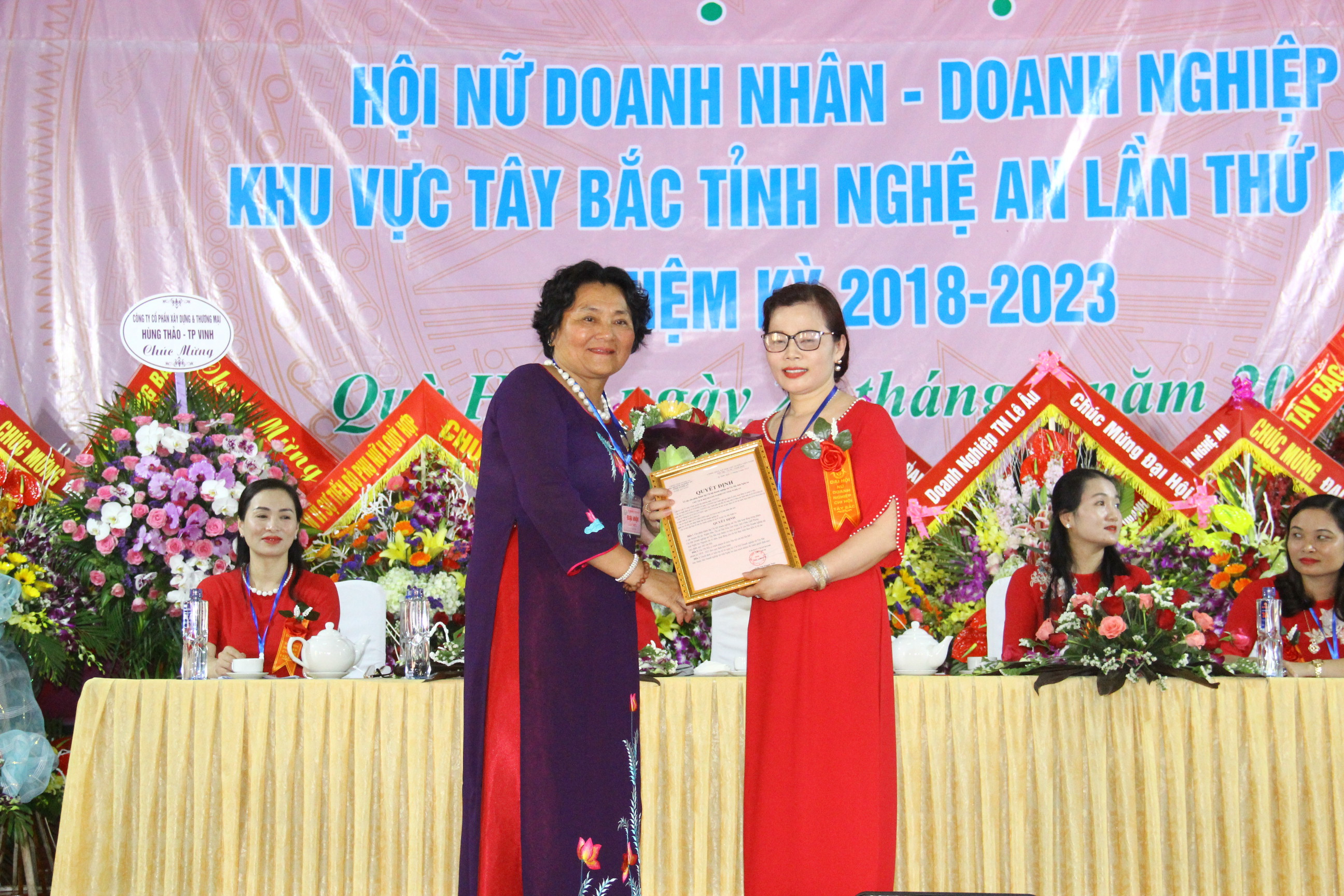  Bà Trần Thị Khãnh Toàn - Chủ tịch Hội nữ doanh nghiệp Nghệ An trao quyết định thành lập Chi hội nữ doanh nhân - doanhnghieepj khu vực Tây Bắc. Ảnh Hoàng Vĩnh.