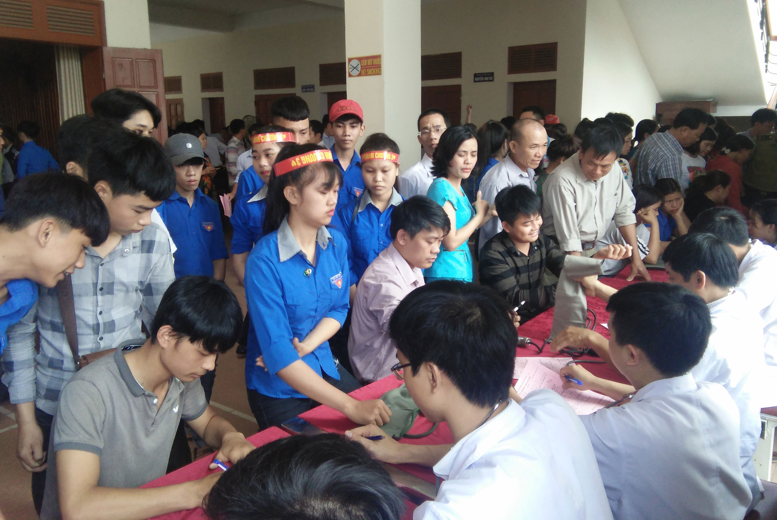 Chương trình Hiến máu vì sức khỏe cộng đồng của huyện Thanh Chương đã thu hút đông đảo tình nguyện viên tham gia. Ảnh: Hữu Thịnh