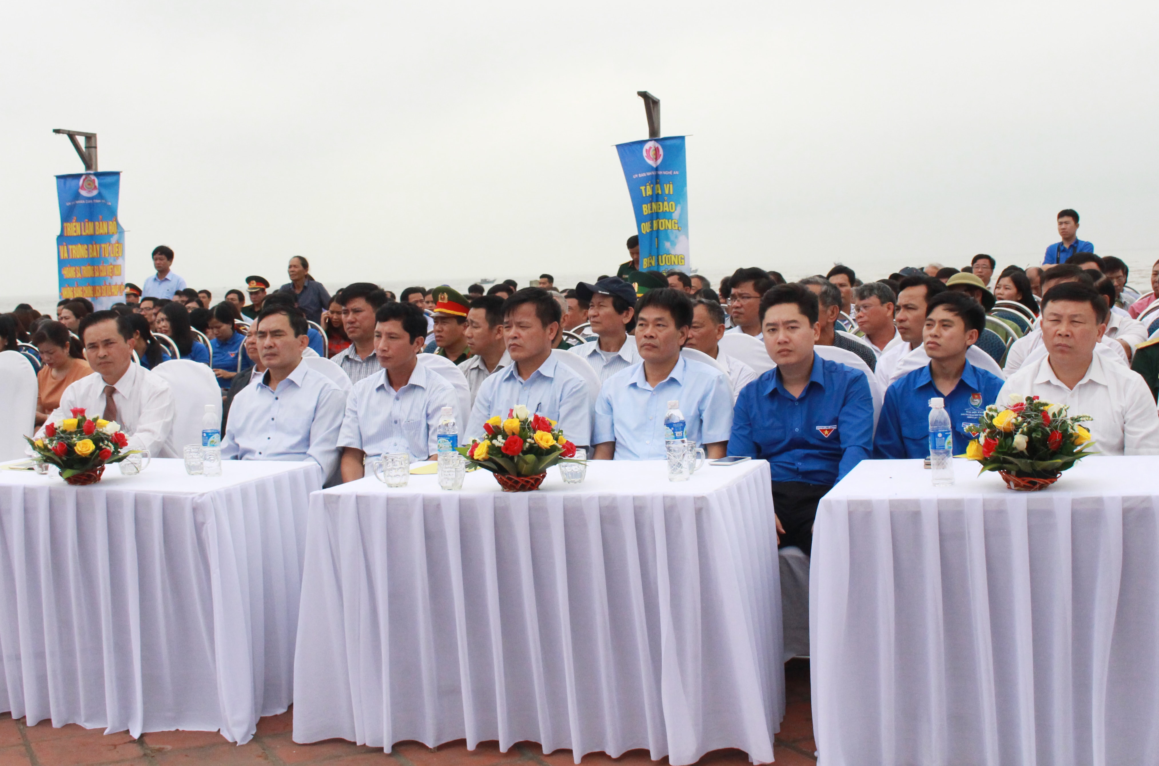 Tham dự lễ khai mạc, có đồng chí Lê Ngọc Hoa - Phó Chủ tịch UBND tỉnh; đồng chí Kha Văn Tám – Phó ban Tuyên giáo Tỉnh ủy và đại diện các lãnh đạo sở, ban, ngành tỉnh Nghệ An. Ảnh: Phương Thúy