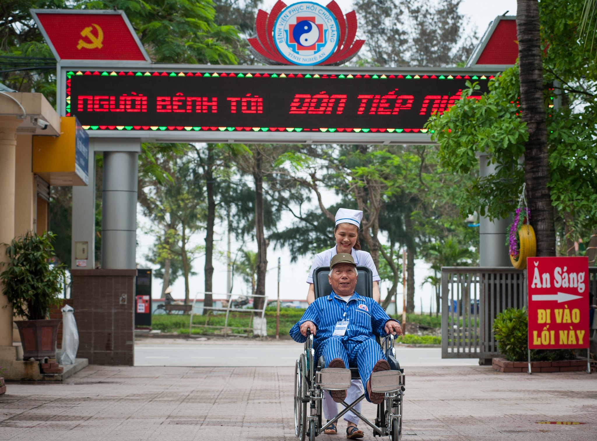 Hỗ trợ bệnh nhân bị tai biến đang điều trị, phục hồi chức năng tại Bệnh viện PHCN Nghệ An. Ảnh: Thành Cường