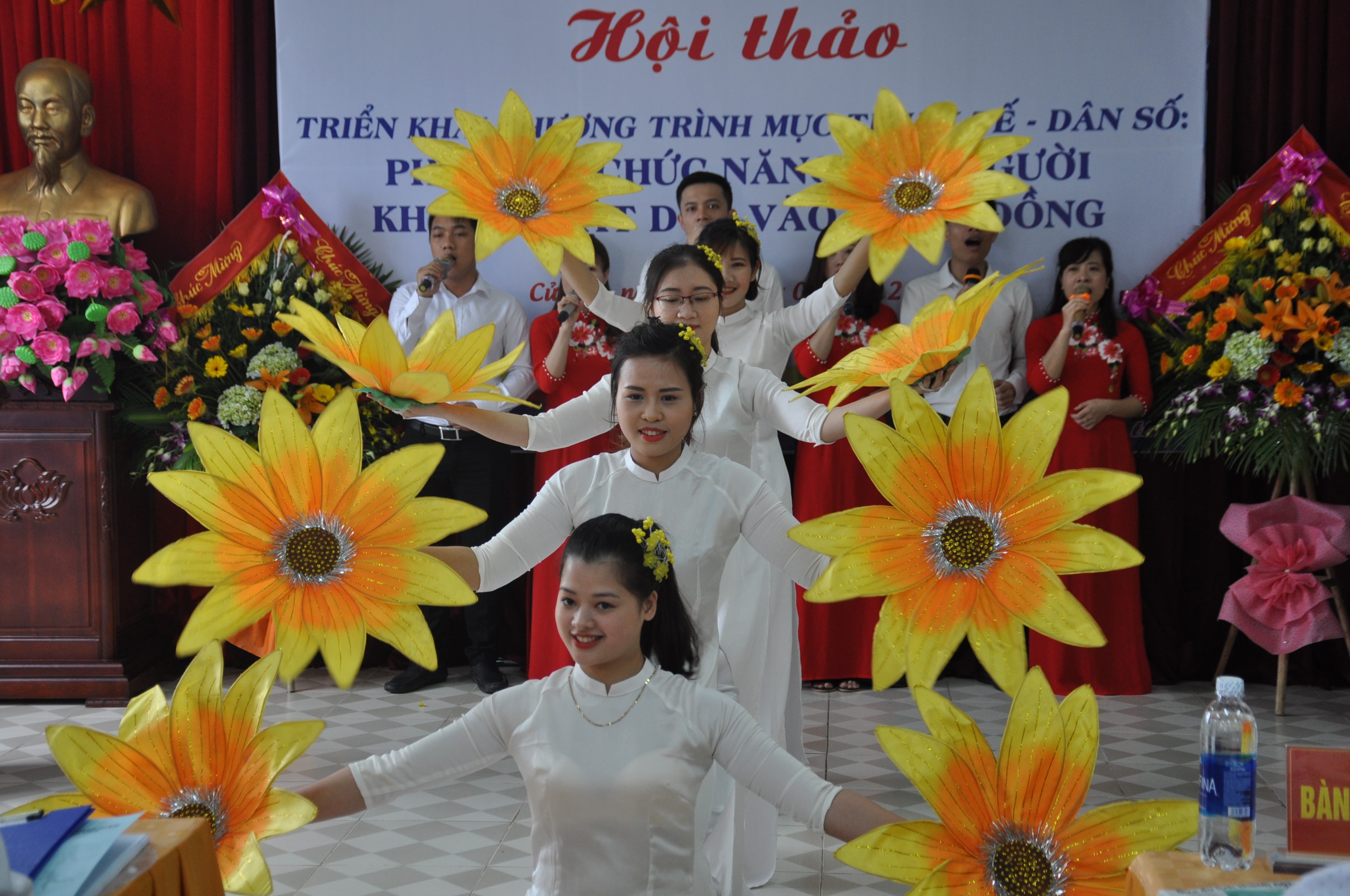 Chương trình văn nghệ chào mừng hội thảo. Ảnh: Thanh Thủy