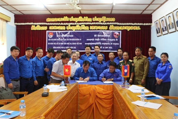 Tỉnh đoàn Nghệ An - Việt Nam và tỉnh đoàn Xiêng Khoảng - Lào ký kết chương trình phối hợp giai đoạn 2018 - 2021. Ảnh: Nguyễn Quỳnh