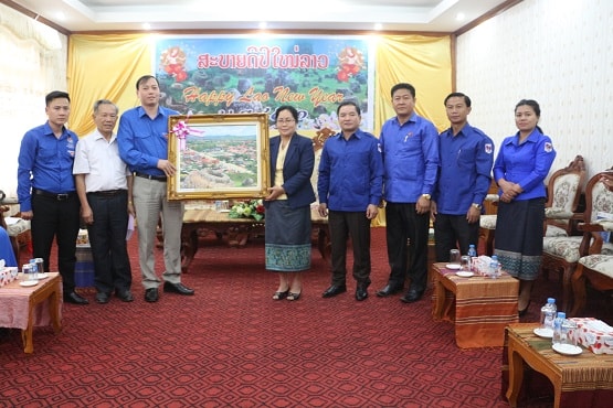 Lãnh đạo tỉnh Xiêng Khoảng - Lào tặng quà cho đoàn Đại biểu Thanh niên tỉnh Nghệ An - Việt Nam. Ảnh: Nguyễn Quỳnh