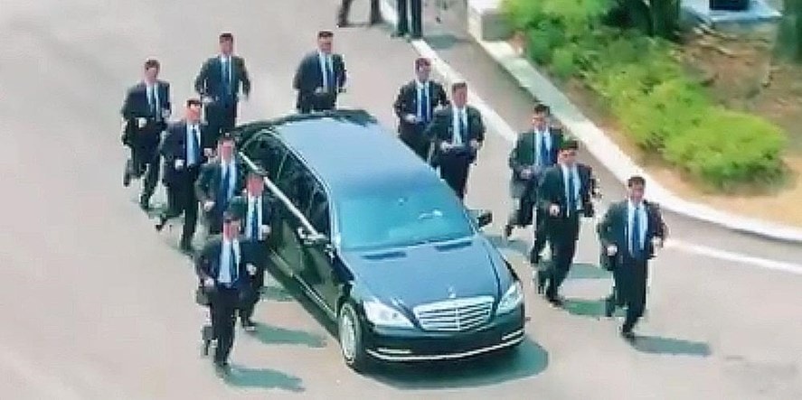 12 cận vệ đã chạy bộ theo chiếc xe của nhà lãnh đạo Triều Tiên Kim Jong-un để bảo vệ khi ông quay lại Triều Tiên ăn trưa trên chiếc limousine đen. Ảnh: AP