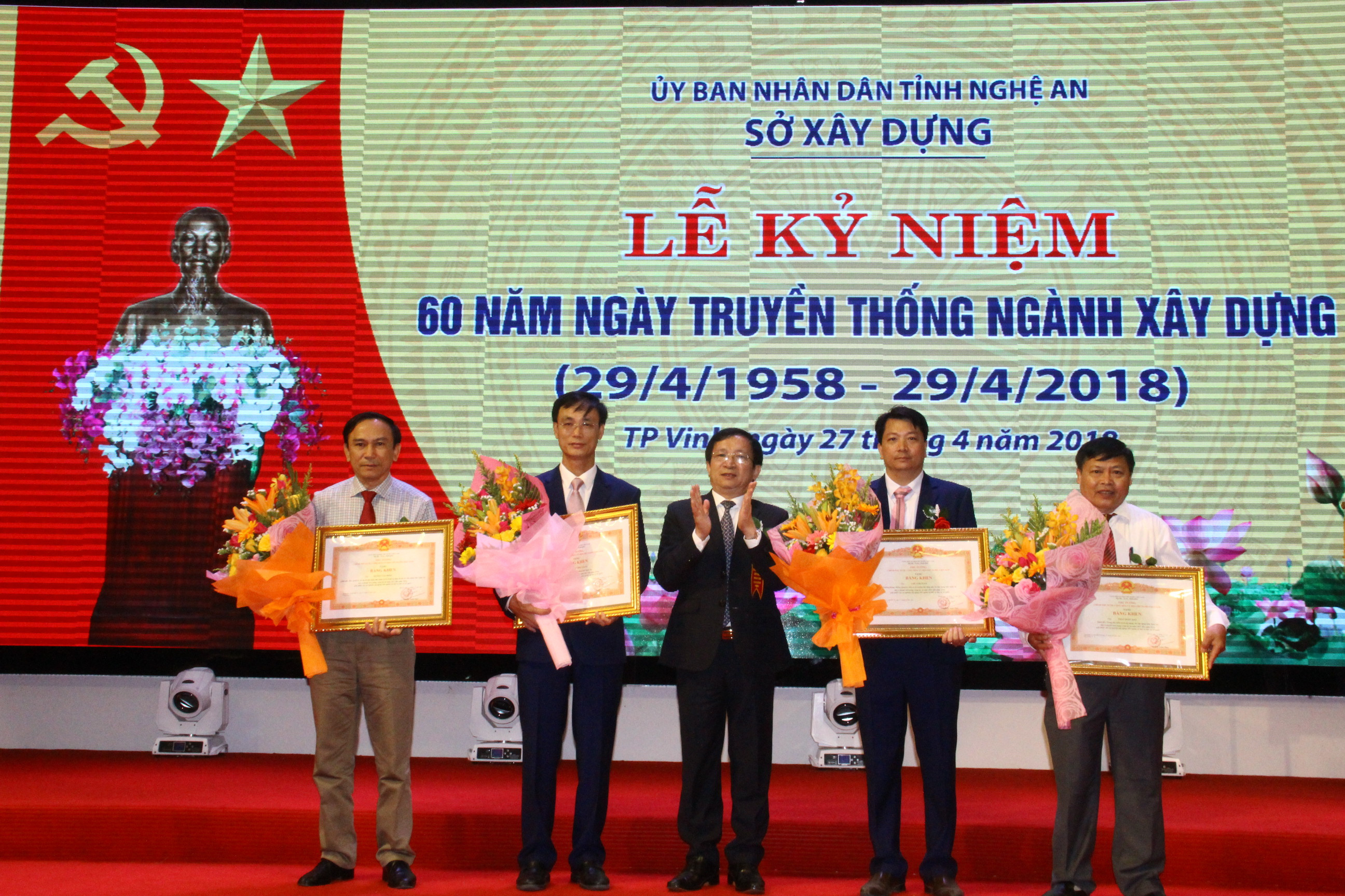 Được sự ủy quyền, đồng chí Nguyễn Viết Hồng - Phó chủ tịch UBND tỉnh trao Bằng khen của Chính phủ cho các nhân đạt thành tích xuất sắc. Ảnh: Hoàng Vĩnh.