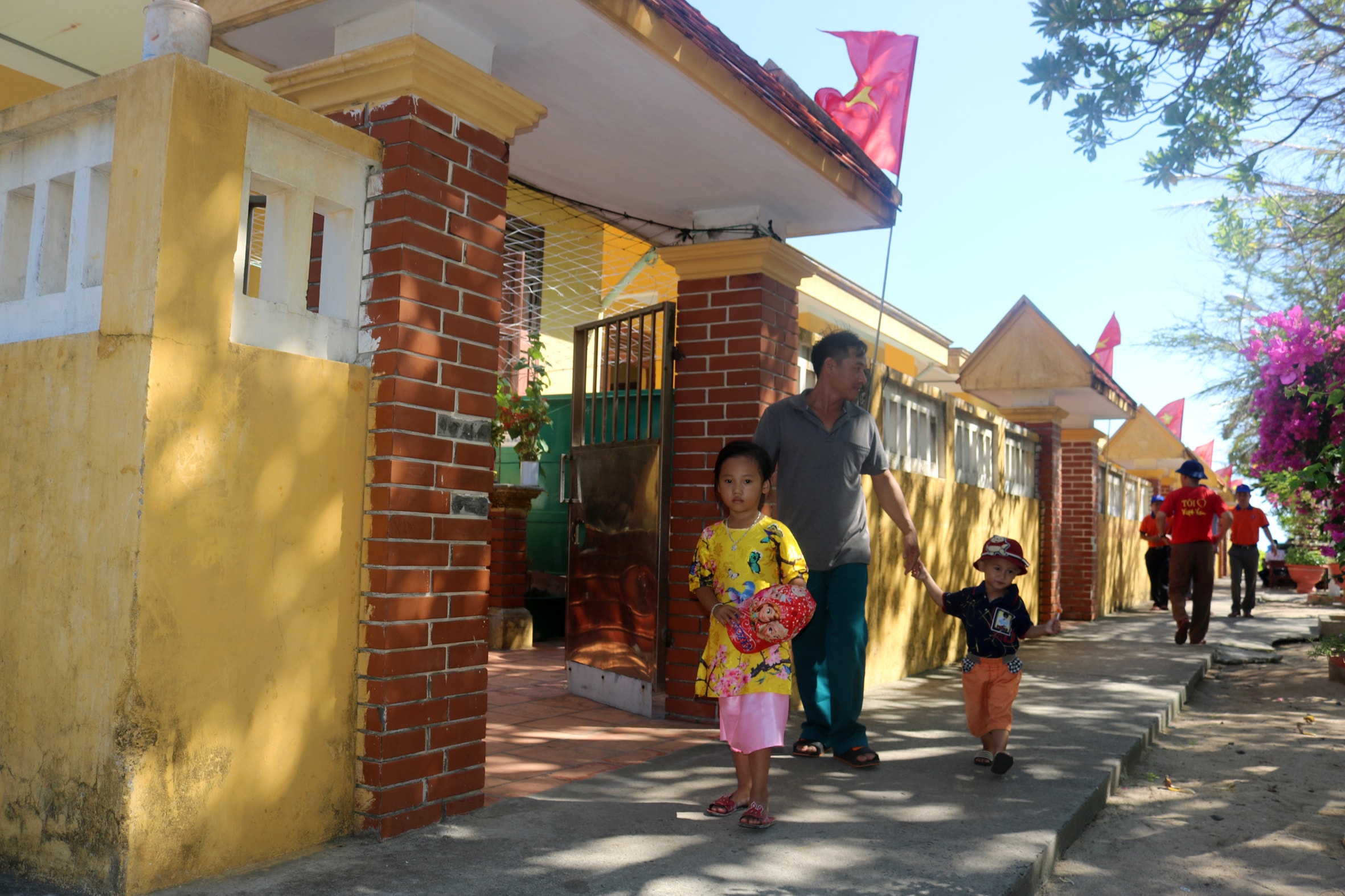 Cuộc sống yên bình của người dân ở đảo Sinh Tồn.