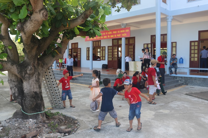 Trẻ em vui chơi trên đảo Trường Sa lớn.