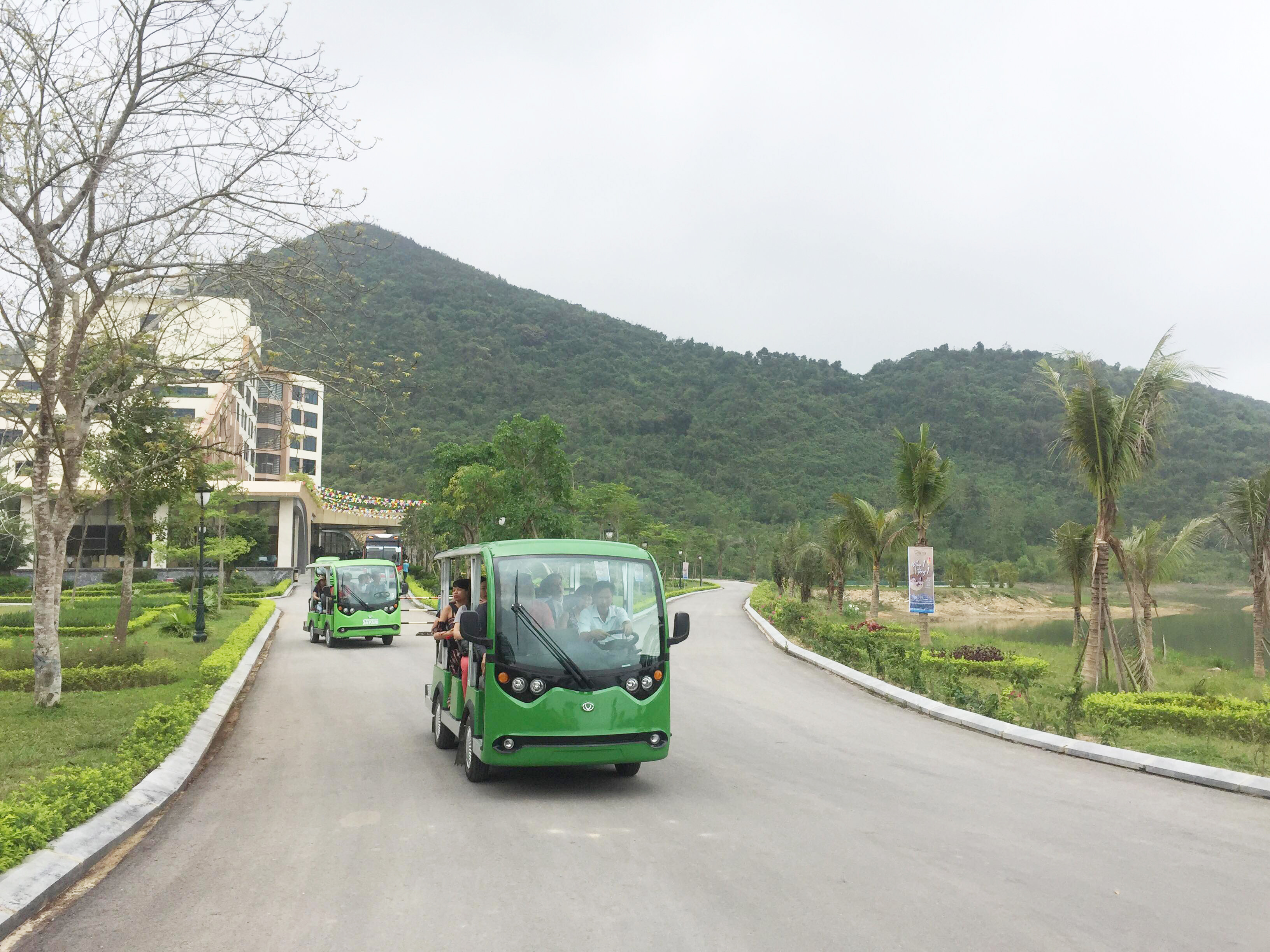 Đoàn khảo sát các dịch vụ mới tại Khu du lịch sinh thái Diễn Lâm, Diễn Châu, Nghệ An. Ảnh: Vương Bằng