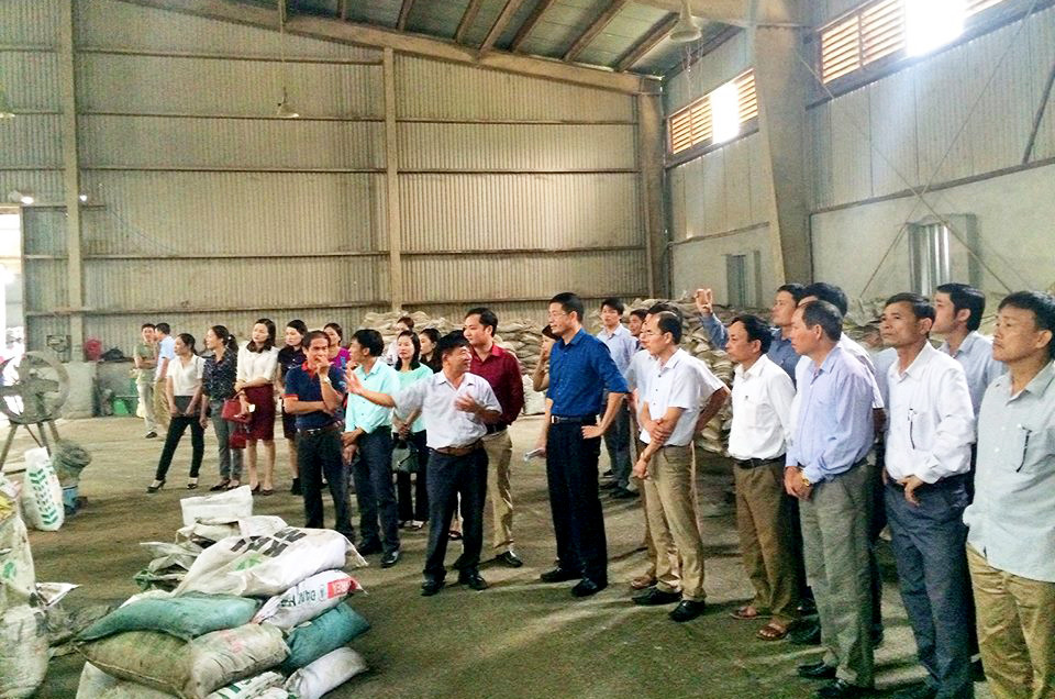 Đoàn đại biểu tham quan khuôn viên và quy trình sản xuất của Công ty Cổ phần hóa chất Vinh. Ảnh: Nguyễn Hường    