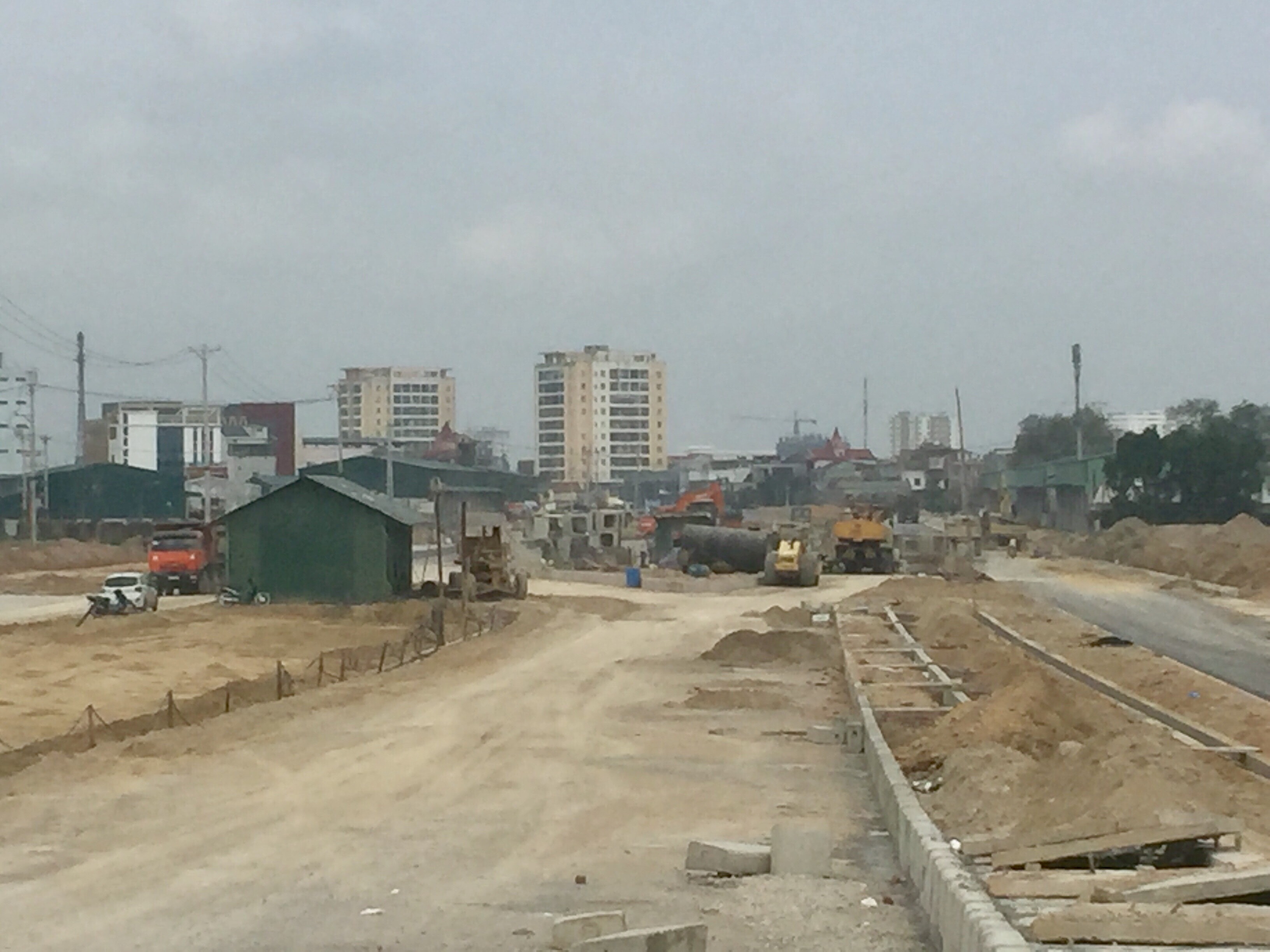 Thi công đường 72m Vinh - Hưng Tây. Ảnh: Võ Huyền