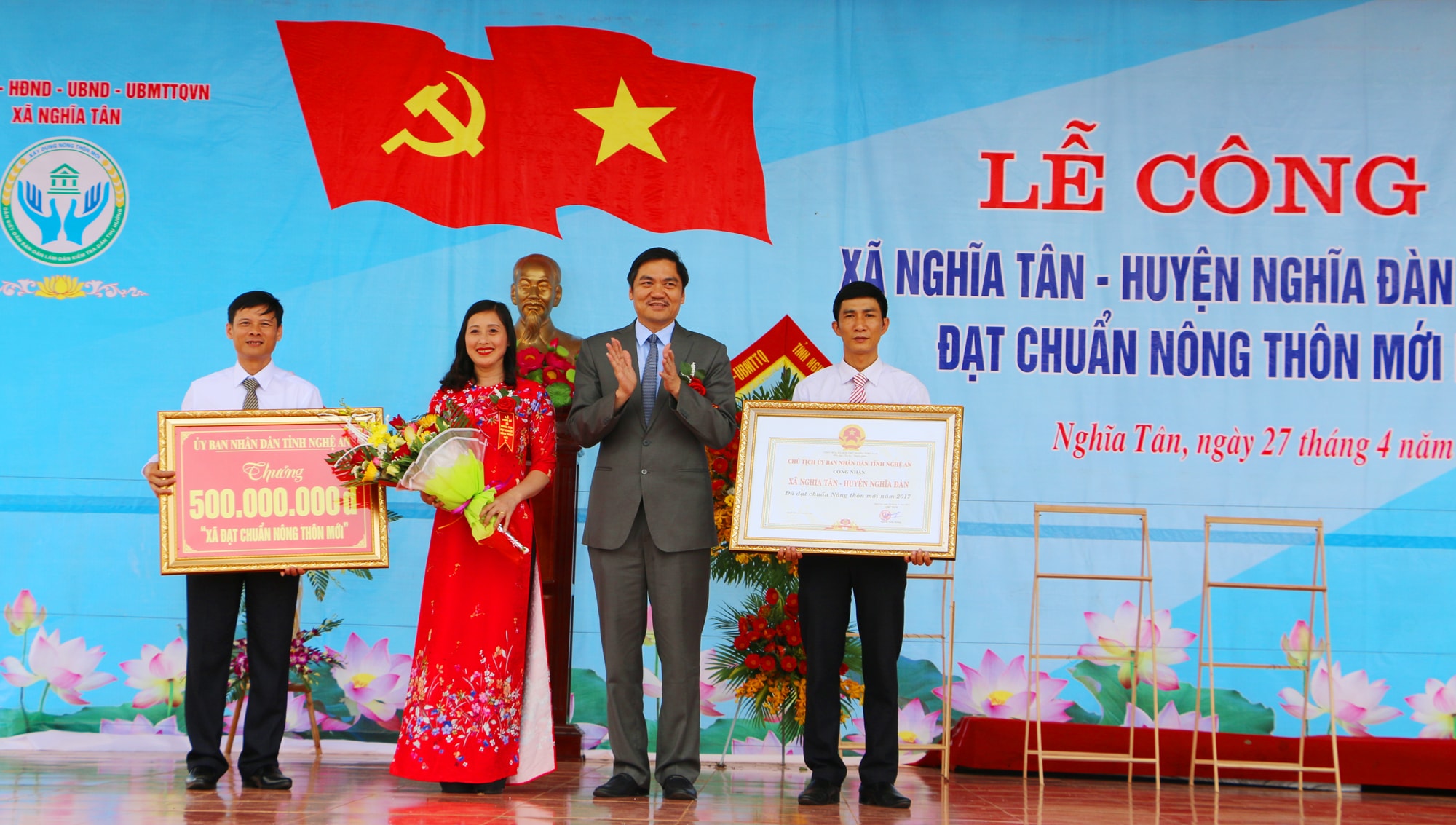 Đồng chí Hoàng Nghĩa Hiếu - Giám đốc Sở Nông nghiệp & PTNT tỉnh Nghệ An trao Bằng công nhân đạt chuẩn NTM năm 2017 cho xã Nghĩa Tân. Ảnh: Nguyễn Hải