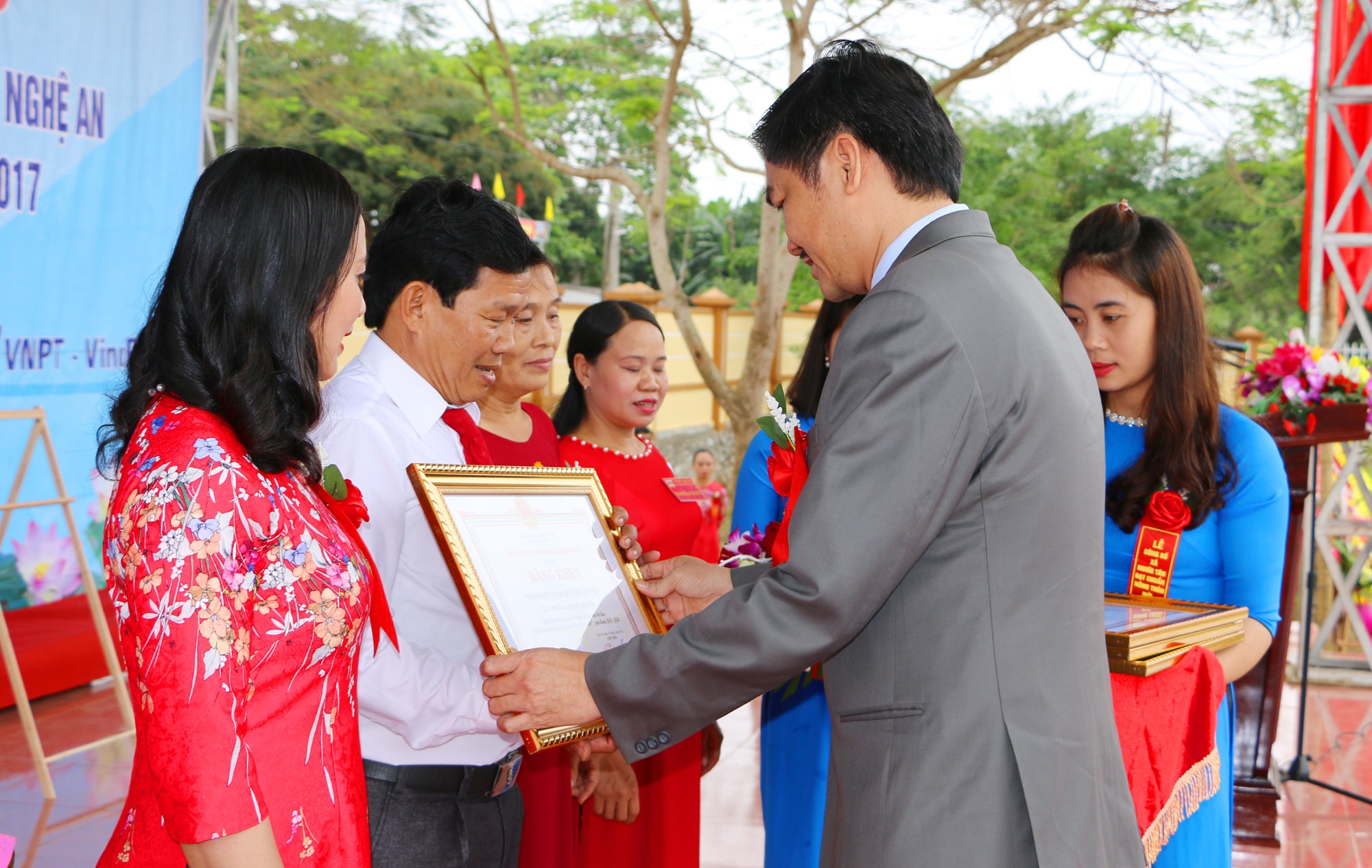 Trao Băng khen ca nhân.