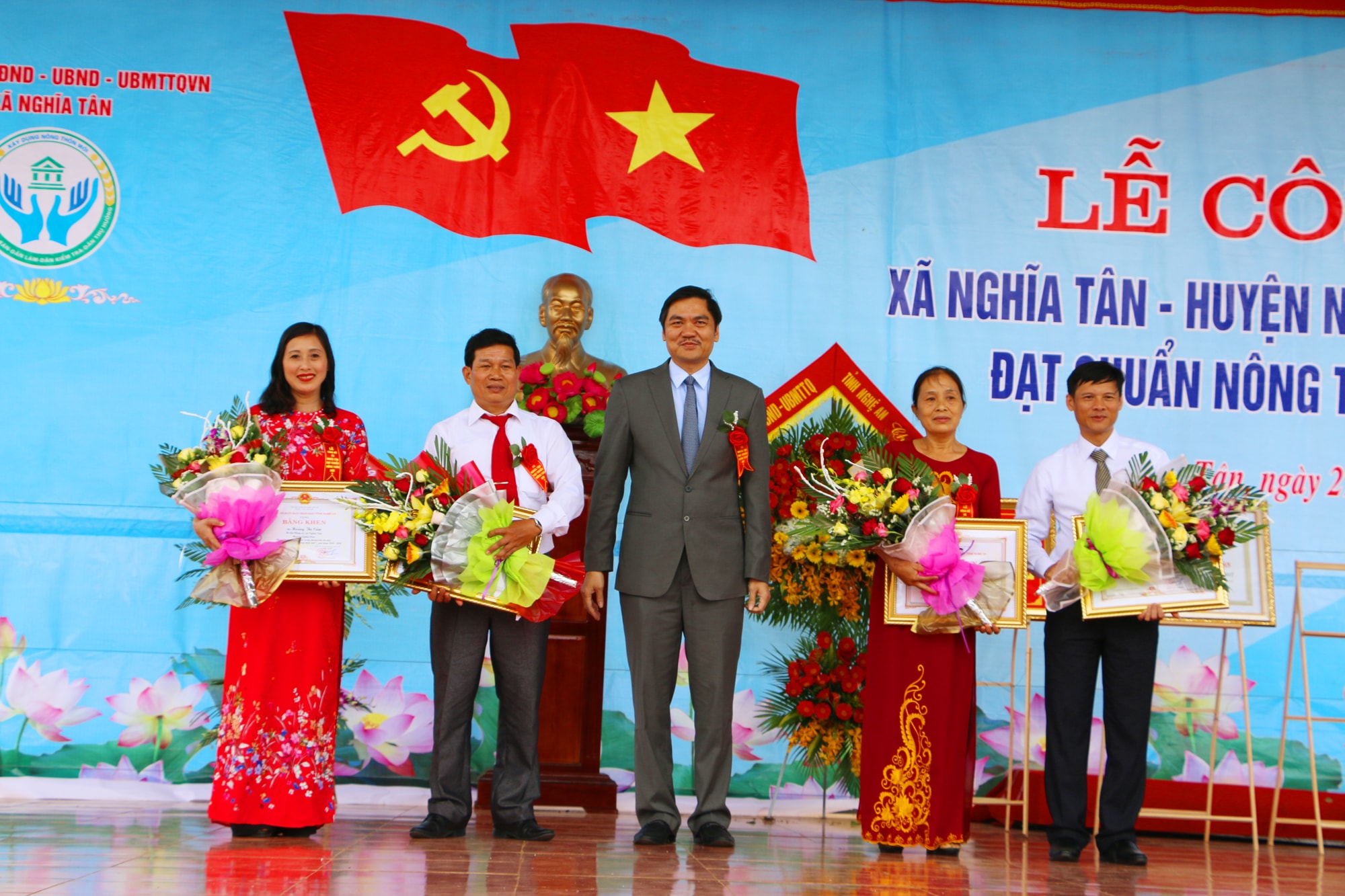 Trao Bằng khen của Chủ tịch UBND tỉnh cho tập thể và cá nhân xã Nghĩa Tân có thành tích xuất sắc trong thi đua xây dựng NTM giai đoạn 2011-2017. Ảnh Nguyễn Hải