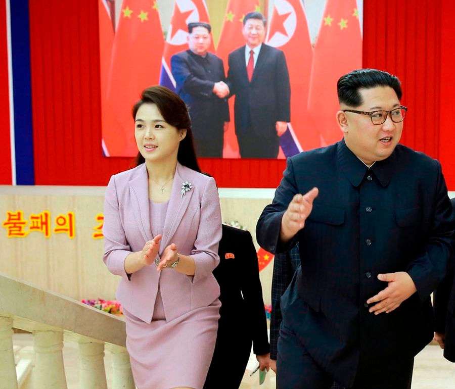Bà Ri Sol Ju bước đi cùng chồng là ông Kim Jong-un tại một sự kiện ở Bình Nhưỡng hôm 14/4. Ảnh: CNN
