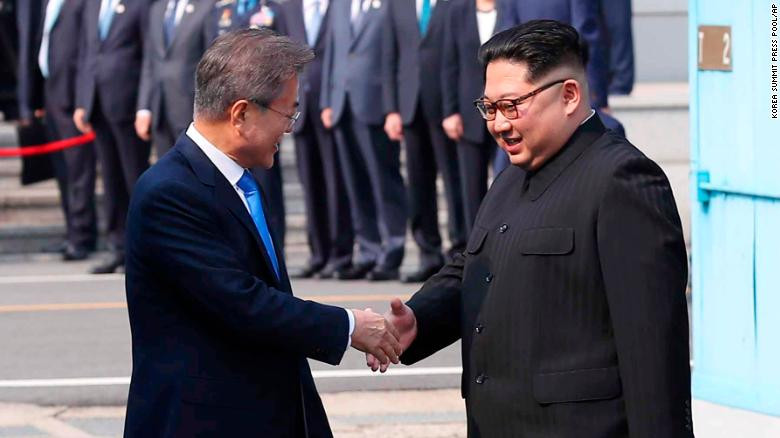 Lãnh đạo Triều Tiên Kim Jong-un và Tổng thống Hàn Quốc Moon Jae-in bắt tay nhau sáng 27/4. Ảnh: CNN