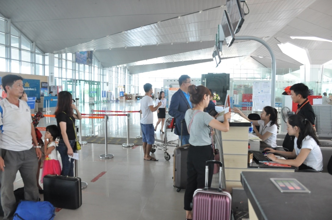 Hành khách làm thủ tục tại Cảng hàng không quốc tế Vinh. Ảnh: Việt Phương