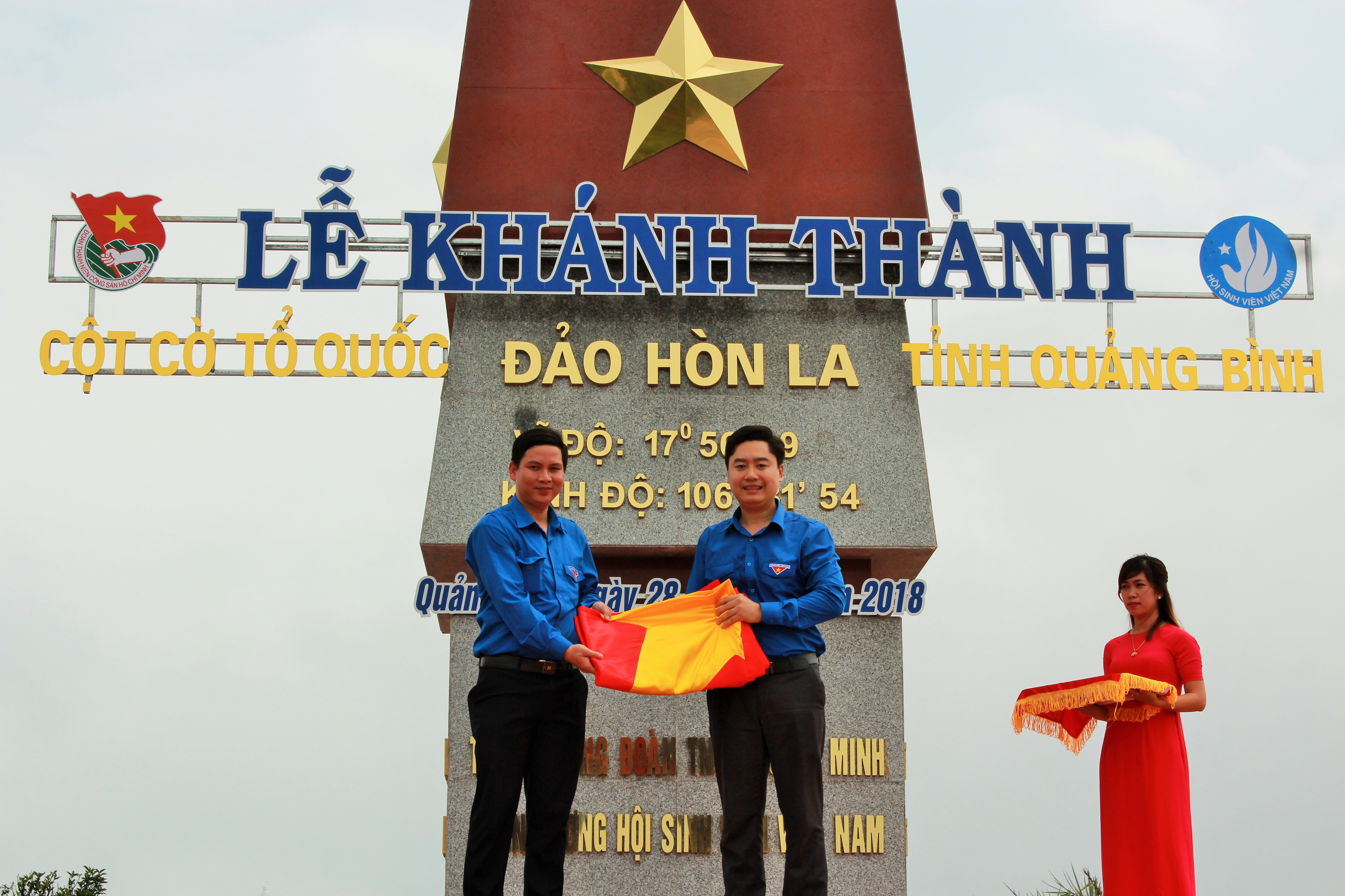 Đồng chí Lê Văn Lương, Phó Bí thư Tỉnh đoàn, Chủ tịch Hội sinh viên Nghệ An trao tặng cờ tổ quốc cho Tỉnh đoàn Quảng Bình. Ảnh: Cao
