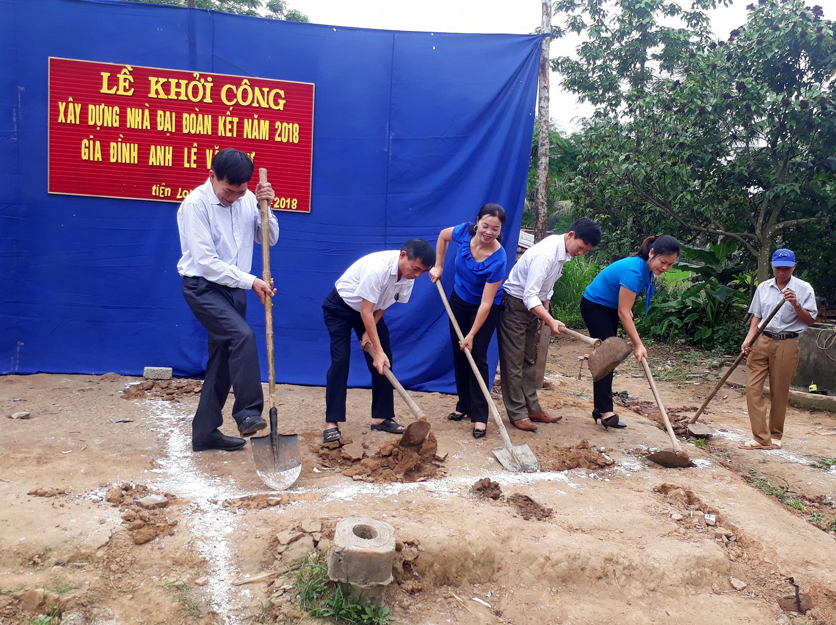 Lãnh đạo huyện, xã và bà con nhân dân tổ chức lễ khởi công,ảnh Minh Thái.