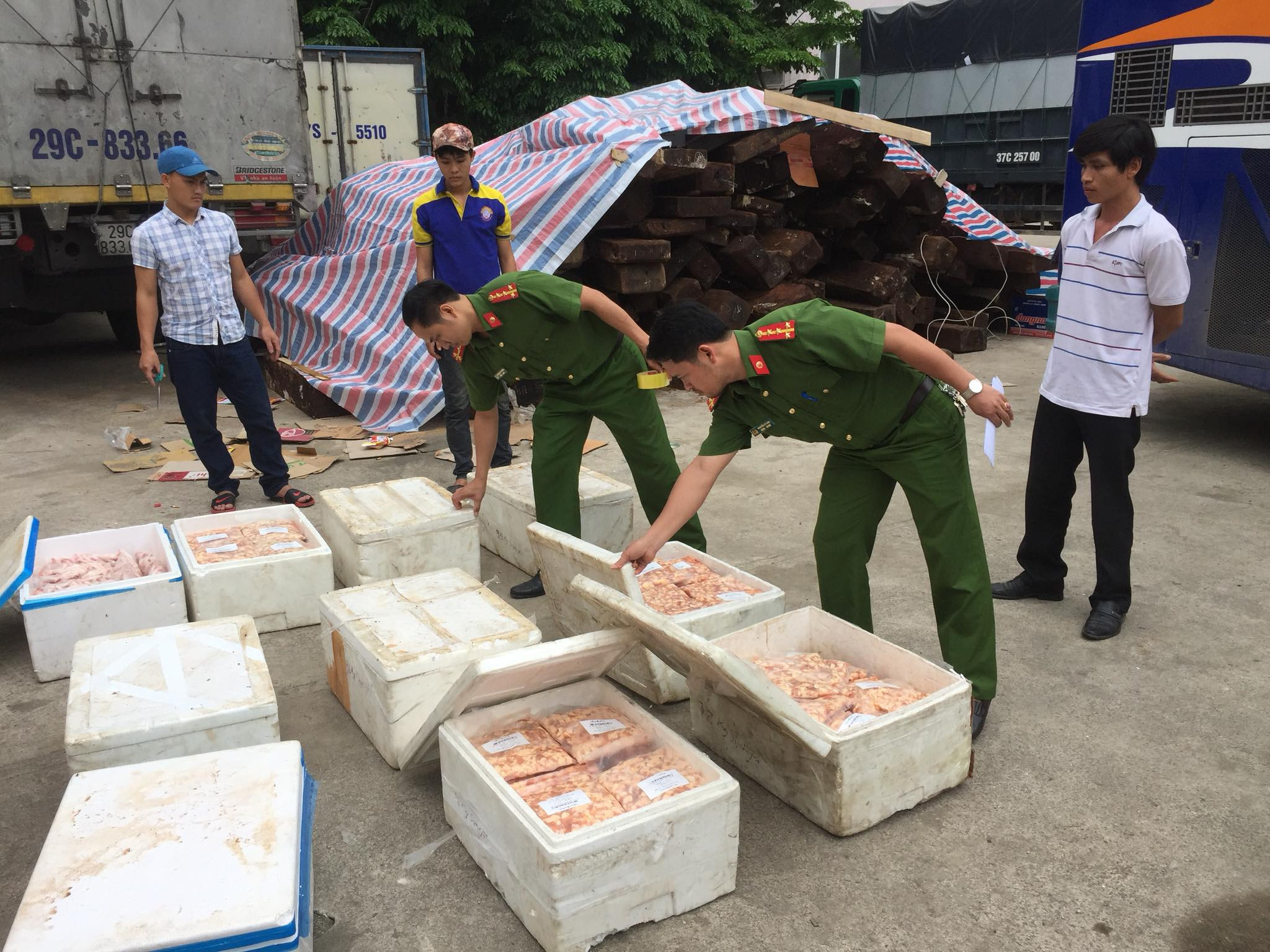 Lực lượng chức năng kiểm tra số hàng bị thu giữ. Ảnh: Cẩm Phú