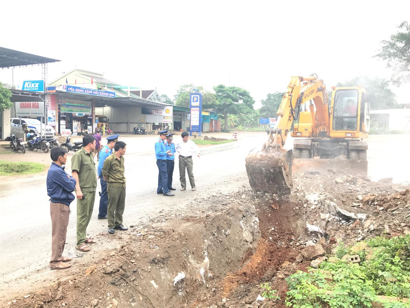 Lực lượng chức năng ra quân giải tỏa vi phạm hành lang an toàn giao thông. Ảnh: Minh Thái