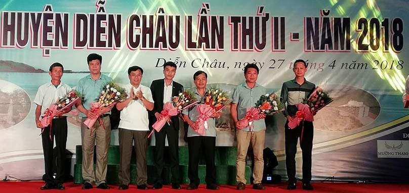 Ban tổ chức tặng hoa cho 10 doanh nghiệp có nhiều đóng góp cho phát triển ngành du lịch. Ảnh: Mai GIang