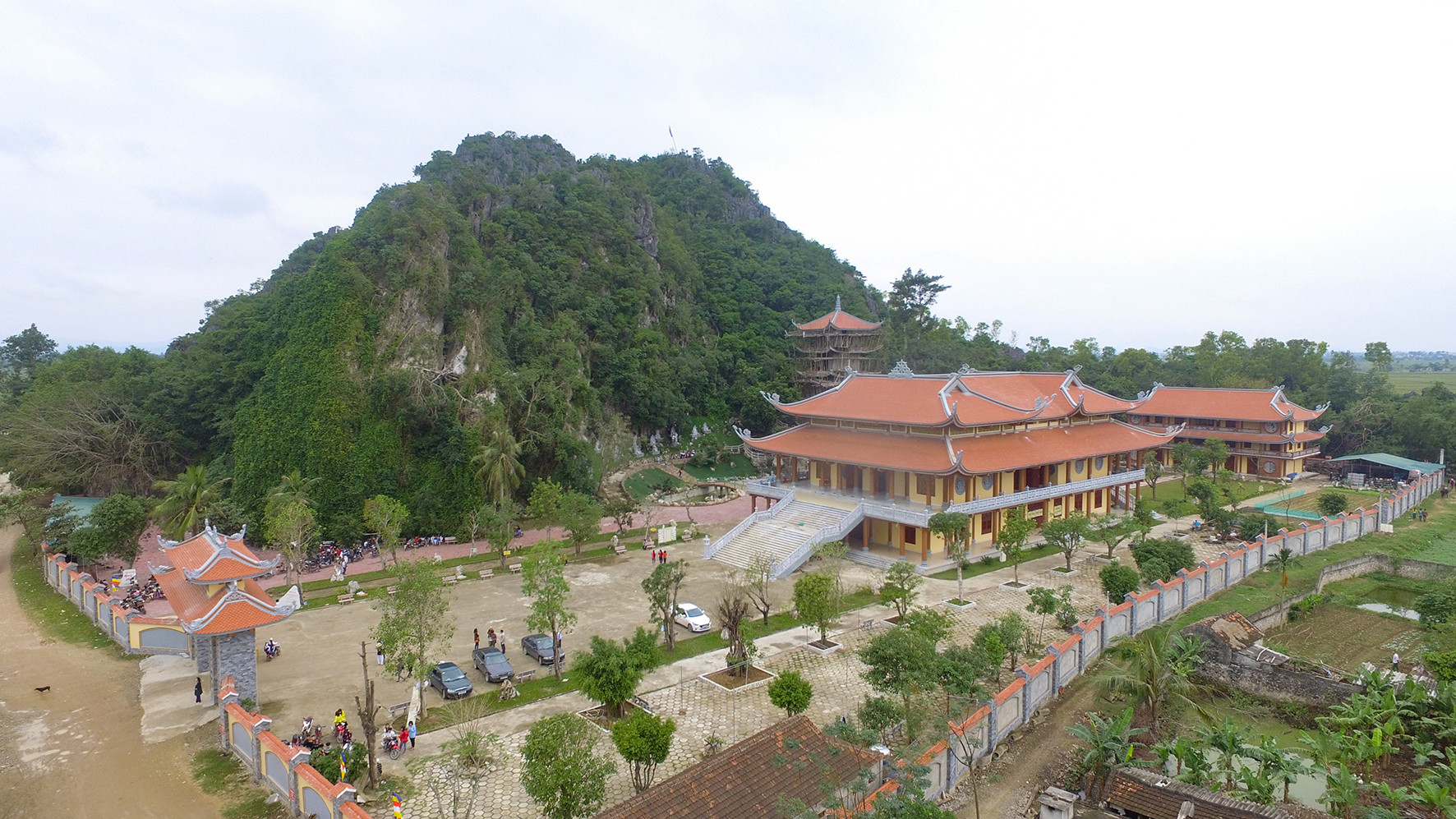 Toàn cảnh chùa Cổ Am -  điểm đến tâm linh hấp dẫn của du lịch Diễn Châu. Ảnh: Sách Nguyễn