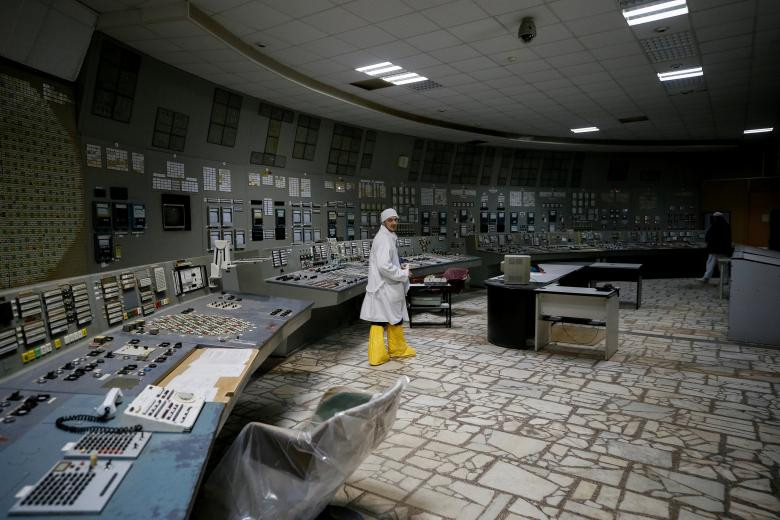 Một nhân viên bước đi tại trung tâm điều khiển của lò phản ứng thứ 3 đã ngừng hoạt động tại nhà máy điện hạt nhân Chernobyl, Ukraine hôm 20/4.