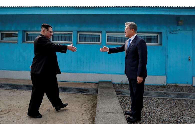 Tổng thống Hàn Quốc Moon Jae-in và nhà lãnh đạo Triều Tiên Kim Jong-un bắt tay tại làng đình chiến Panmunjom bên trong khu phi quân sự chia tách 2 miền Triều Tiên hôm 27/4.