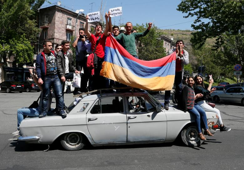 Người ủng hộ nhà lãnh đạo phe đối lập Armenia Nikol Pashinyan lái xe trong buổi tập trung lực lượng tại Yerevan, Armenia hôm 25/4.