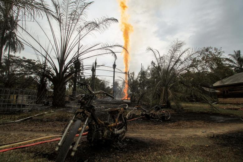 Thiệt hại do ngọn lửa bắt ra từ một giếng dầu trái phép bị cháy tại Ranto Peureulak, tỉnh Aceh, Indonesia hôm 25/4.