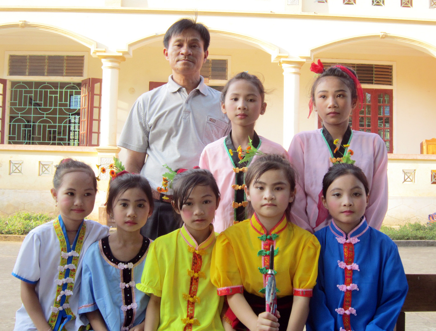 Thầy Hà Văn Tâm cùng các em học sinh bản Ồ Ồ và Già Hóp trước lúc bị bệnh hiểm nghèo. Ảnh tư liệu