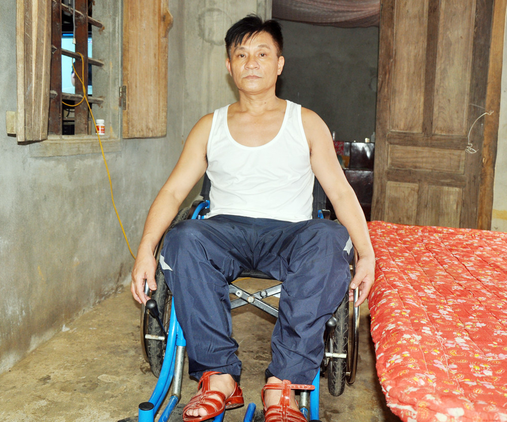 Suốt thời gian qua, cuộc sống của thầy Hà Văn Tâm gắn với chiếc xe lăn, mọi sinh hoạt đều phải có sự hỗ trợ của người thân trong gia đình. 