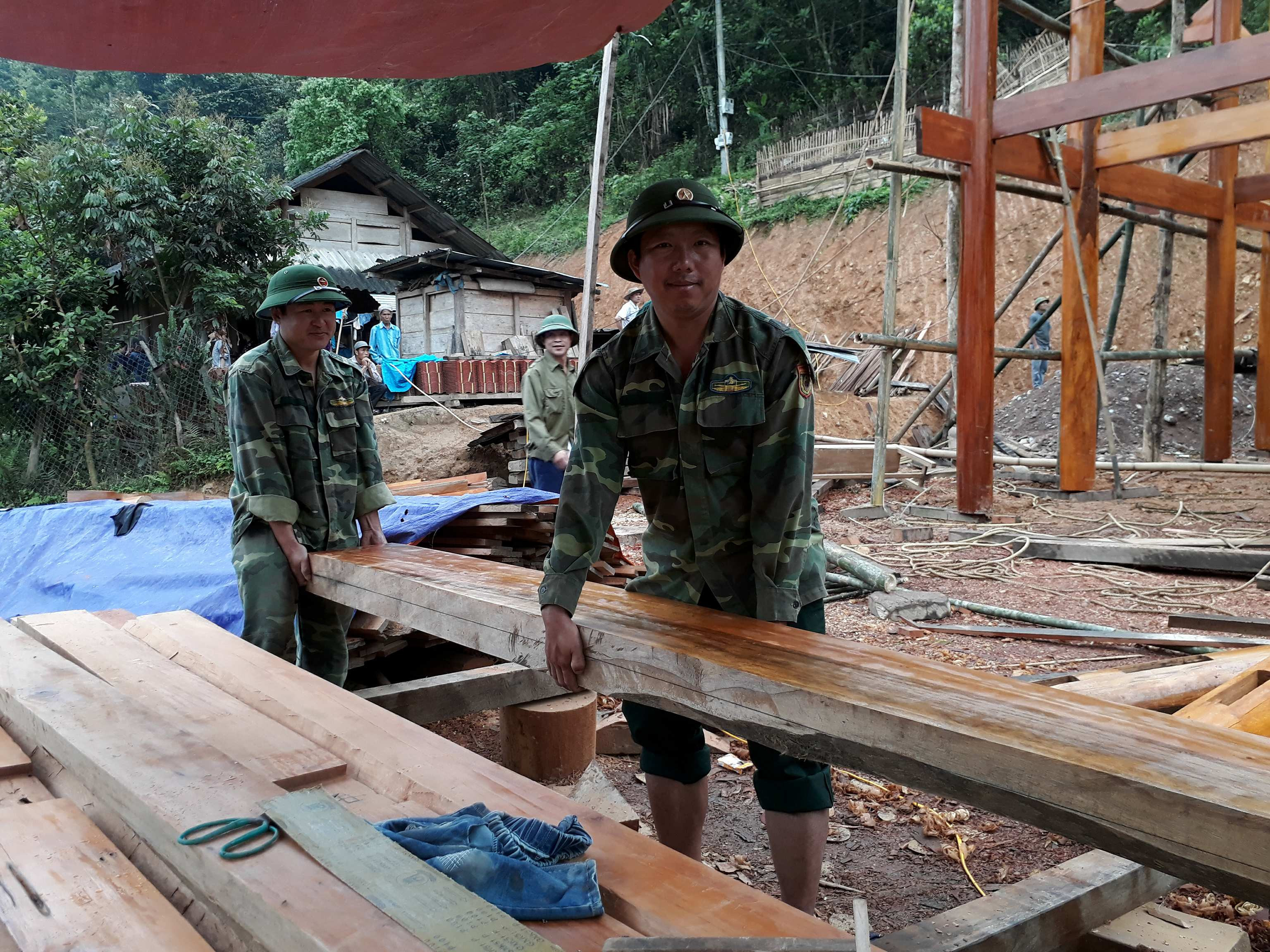 Cán bộ, chiến sỹ Đồn Biên Phòng Na Loi - Kỳ Sơn giúp dân dựng nhà mới. Ảnh: Hải Thượng.jpgBỏ file này