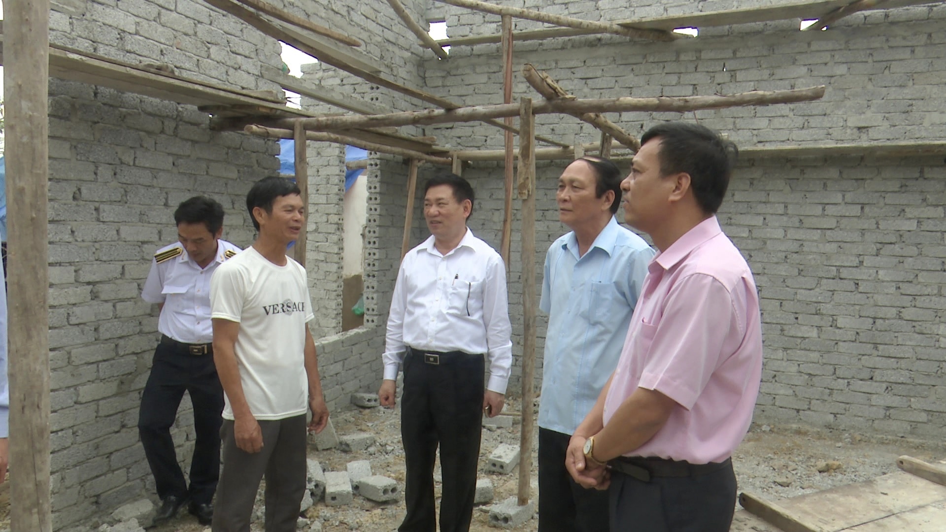Tổng kiểm toán Nhà nước Hồ Đức Phớc  tại công trình xây nhà tình nghĩa. Ảnh: Việt Hùng