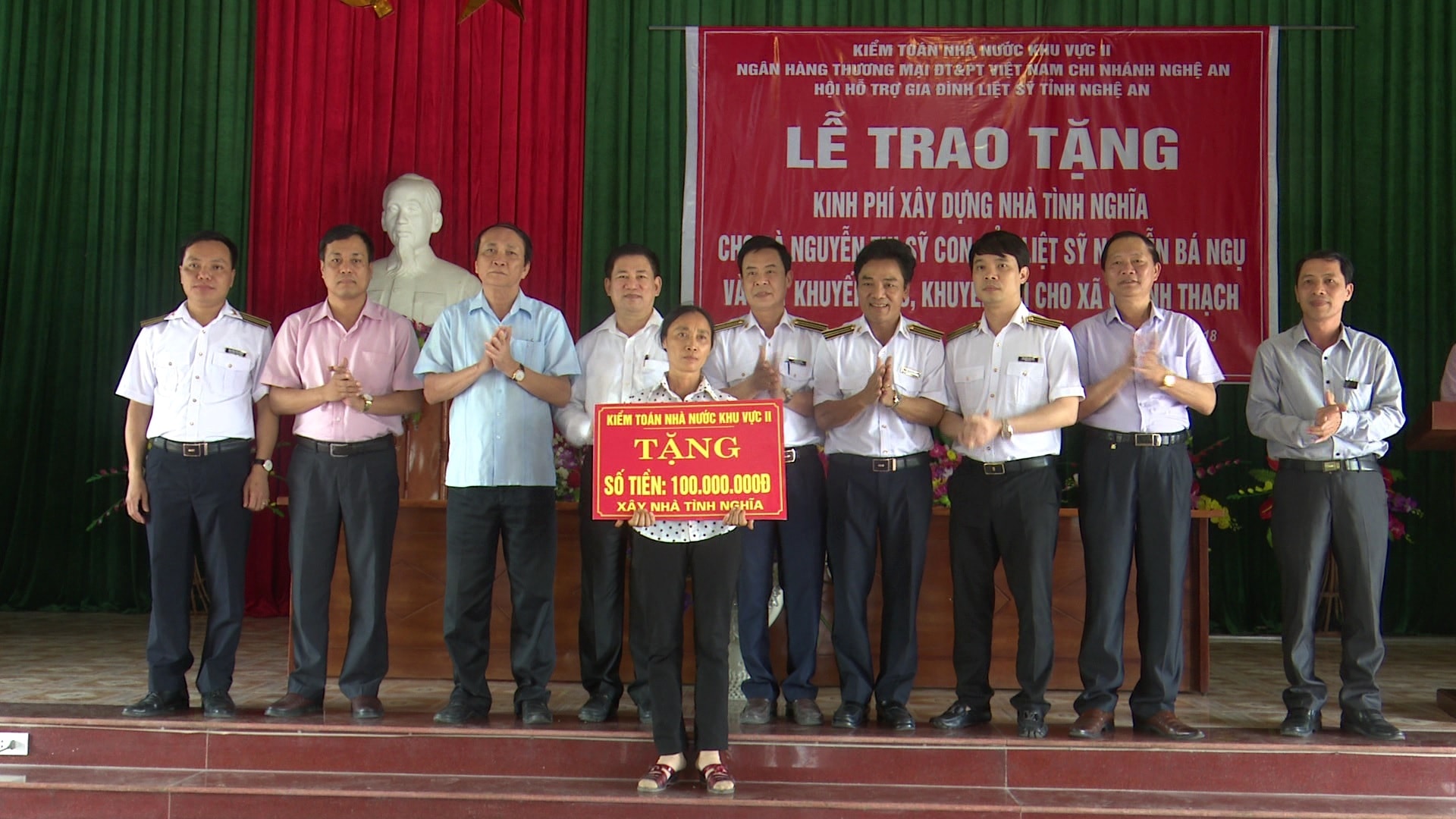 Trao 100 triệu đồng xây nhà tình nghĩa cho gia đình bà Nguyễn Thị Sỹ.. Ảnh: Việt Hùng..