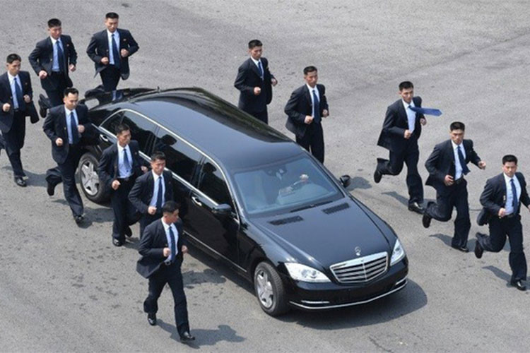 Chiếc Mercedes-Benz S600 Pullman Guard được cho là có giá lên tới 1,57 triệu USD. Vì thế, khách hàng chủ yếu mà nó nhắm tới cũng là những nhân vật quan trọng. Xe có thể đạt cấp độ bảo vệ VR9. Tại Bình Nhưỡng, ông Kim Jong-un được cho là có ít nhất ba chiếc xe này.