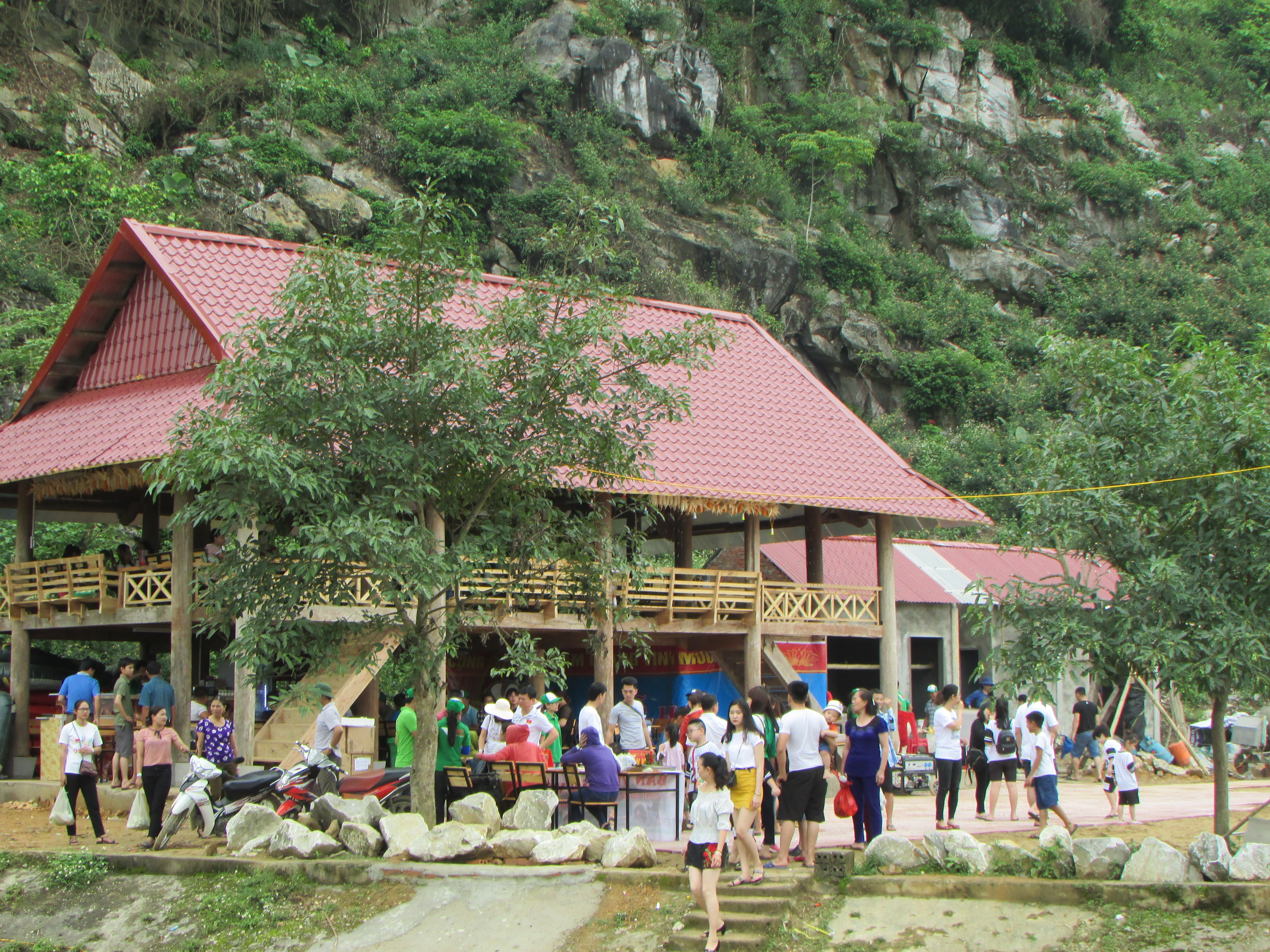 Khách đến tham quan tại đập Phà Lài, xã Môn Sơn (Con Cuông). Ảnh: Bá Hậu