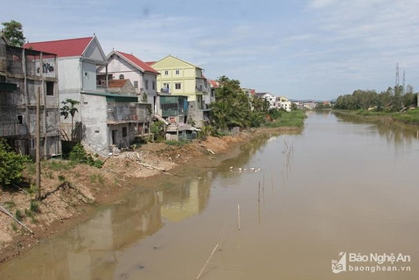 Hàng trăm ngôi nhà của người dân xã Đô Thành xây dựng trái phép trên phạm vi kênh Vách Bắc. Ảnh tư liệu