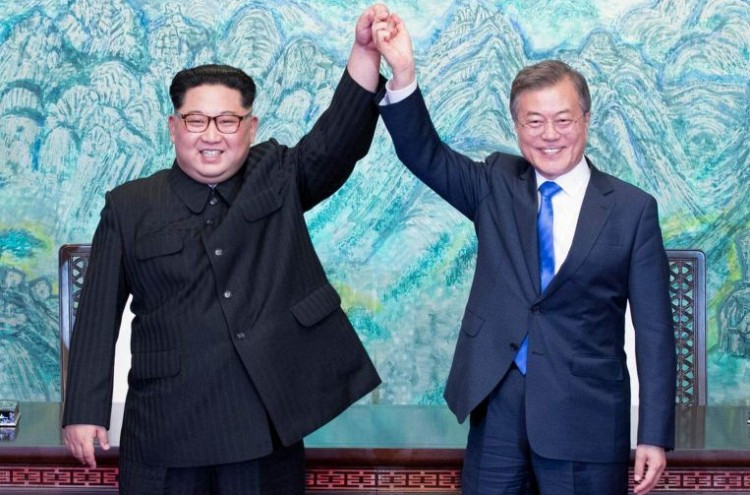 Cuộc gặp thượng đỉnh lịch sử lần thứ ba giữa lãnh đạo hai miền Triều Tiên kết thúc hôm 27/4 diễn ra tại làng đình chiến Panmunjom. Ảnh: AP