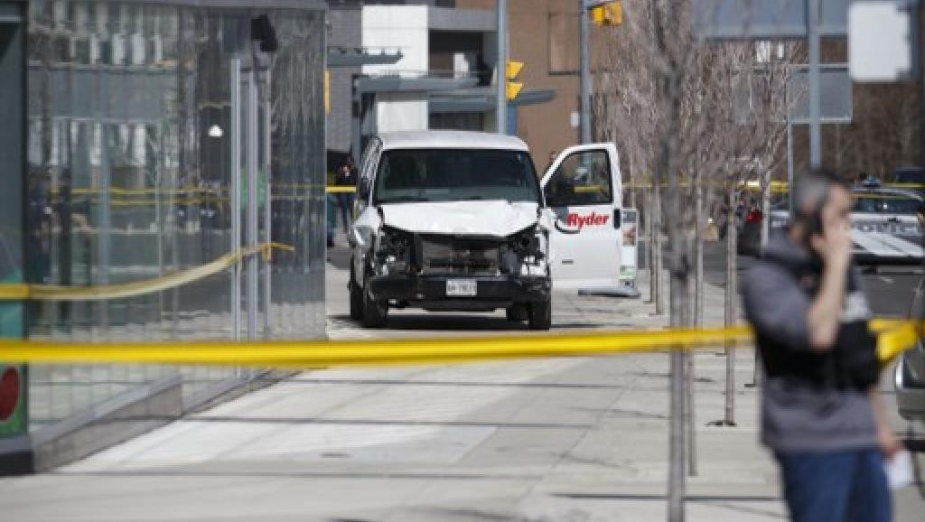 Cảnh sát kiểm tra chiếc xe tải lao vào đám đông tại Toronto hôm 23/4. Ảnh: AFP